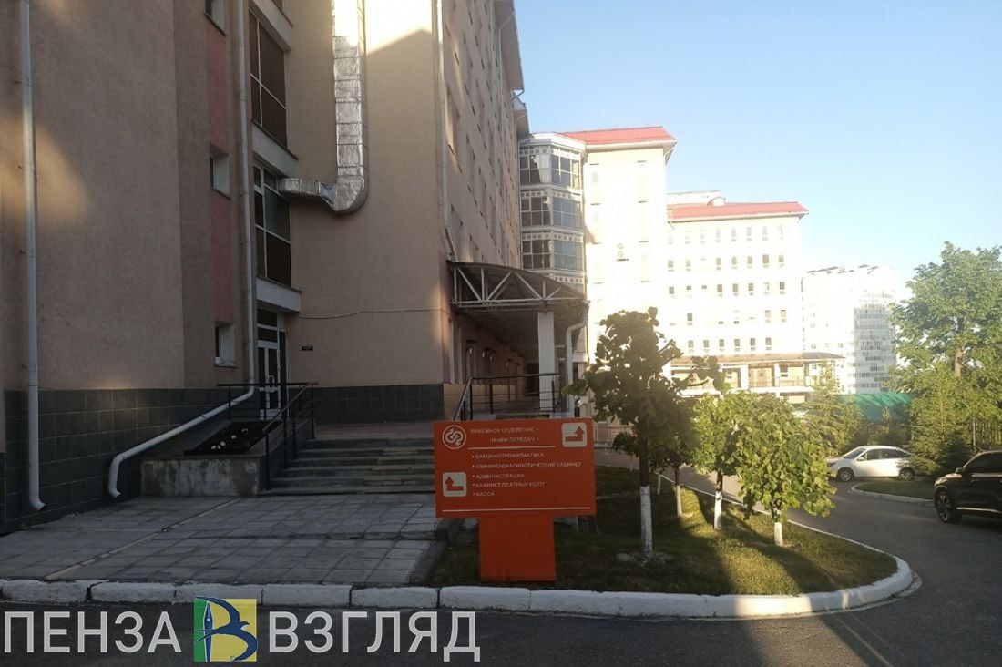 За год в Пензенской области выявили два случая лихорадки Западного Нила В 2024 году в Пензенской области с планово-профилактической целью на лихорадку Западного Нила было обследовано 100 человек. Из госдоклада, опубликованного на сайте регионального управления Роспотребнадзора, следует, что в двух случаях результаты были положительными. Данное заболевание передается в основном через укусы комаров. Период наибольшей активности болезни в России приходится на июнь-сентябрь с пиком в августе. Наиболее подвержены риску заражения жители Южного, Центрального и Приволжского федеральных округов. Болезнь обычно протекает бессимптомно или в легкой форме, напоминающей грипп. Дополнительными симптомами могут быть боли в мышцах и суставах, потеря аппетита, тошнота, кожная сыпь и проблемы со зрением. Кроме того, 70 человек были обследованы с планово-профилактической целью на Крымскую геморрагическую лихорадку. Один результат оказался положительным. Данная инфекция передается через укусы клещей. У больных наблюдается лихорадка, интоксикация, кровоизлияние на коже и внутренних органах. -Взгляд