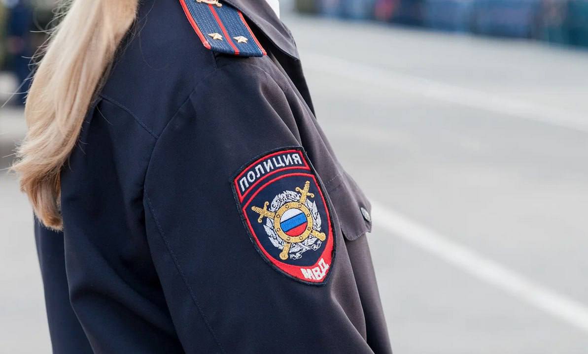 Полиция Уссурийска проверяет информацию о нападении собаки опубликованную в социальных сетях Полицейские проводят проверку по факту информации размещенной в социальных сетях автор которой сообщает о нападении на нее собаки крупной породы на улице Топоркова В дежурную часть отдела полиции сообщений о данном инциденте не поступало В настоящее время сотрудниками полиции проводится комплекс мероприятий направленных на установление всех обстоятельств произошедшего Устанавливается личность пострадавшей Автора публикации и граждан обладающих какой либо информацией об инциденте просим обратиться в дежурную часть отдела МВД России по г Уссурийску по телефону 8 4234 32 16 26 8 999 296 91 05 По результатам проверки будет принято законное и обоснованное решение t me prim police vk com public180487861 ok ru group 55028167540942 25 мвд рф