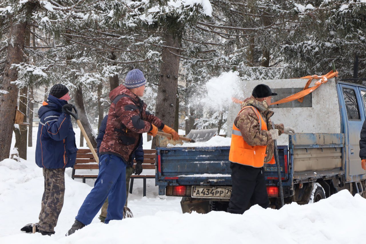 В областном центре приводят в порядок дороги и тротуары  Техника и люди в ежедневном режиме ведут уборку городских улиц. Так как в Биробиджане с утра был снег, коммунальные службы приступили к расчистке автодорог и подходов к пешеходным переходам. Работа будет вестись весь день. Задействованы комбинированные дорожные машины, МТЗ и грейдер.  С 8-30 до 11.00  МАЗы задействованы в подсыпке  перекрестков, поворотов, остановок. МТЗ помогают чистить снег с пересекающих улиц и тротуаров. После 11.00 прогнозируется плюсовая температура, соответственно на уборку  выйдут МАЗы с мягкими отвалами и щётками.  Они будут сгонять талый снег с дорог. Начнут с центра и далее разойдутся по разным районам города. Запланированы работы по расчистке дорог на улицах Биршоссе, Школьной,  Косникова, Транспортной и в поселке им. Лукашева. 4 МТЗ будут сгонять снег с пересекающих улиц и тротуаров по городу. С 11.00 расчистка остановок. После очистки дорог продолжат расчищать решетки ливневок ото льда, чтобы днем вода с дорог уходила. После обеда запланирован вывоз снега с ул. Шолом-Алейхема. Задействованы грейдер, МТЗ,  погрузчик и  2 самосвала. Дальше уйдут пешеходные переходы отрабатывать, - рассказал о графике работ коммунальных служб в своем ТГ-канале мэр Биробиджана Максим Семёнов.  #уборкагорода #биробиджан #мэрбиробиджана #мэриябиробиджана