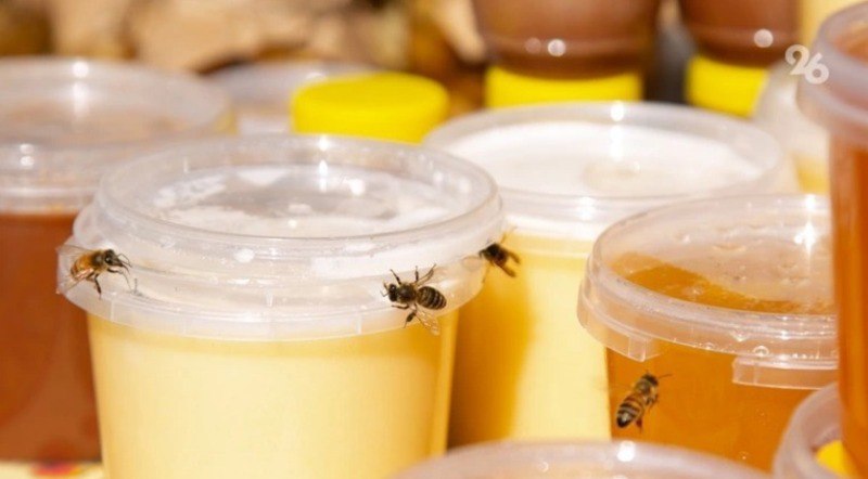 В России может возникнуть дефицит мёда из за неурожая В Руспродсоюзе предупредили из за засухи избытка осадков и других погодных аномалий урожай мёда в этом году оказался ниже обычного сообщают РИА Новости Ранние сорта меда уже закончились а гречишный может закончиться до конца февраля Ситуацию осложняет то что торговые сети не готовы поднимать закупочные цены и производители снижают поставки Это может привести к дефициту натурального мёда появлению подделок и уходу честных производителей с рынка За последний год Россия уже лишилась двух крупных переработчиков мёда Астрахань 24 в МАХ