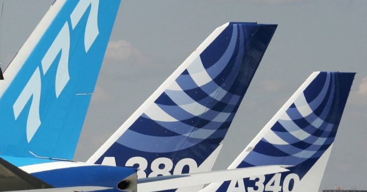 В прошлом году Boeing впервые с 2018 года обошёл Airbus по продажам BA В прошлом году Airbus поставил больше самолётов чем Boeing 793 хотя эта цифра ниже рекордных 863 самолётов которые европейский производитель передал в 2019 году На 2025 год у Airbus было 889 чистых заказов jkinvest news jkinvest