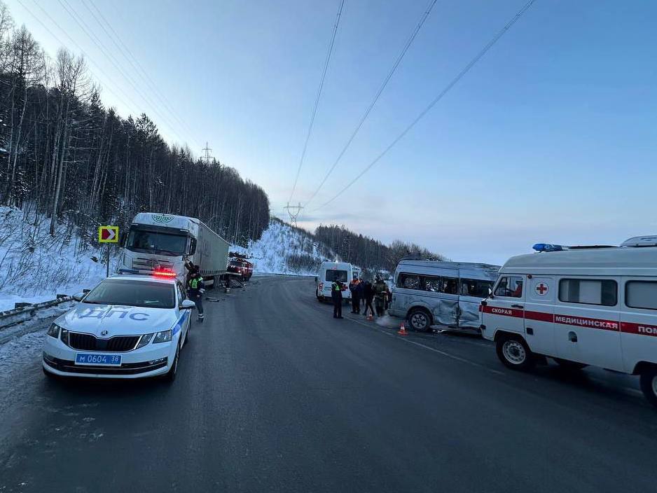 11 человек пострадали в ДТП с участием автобуса на трассе Байкал Один в тяжелом состоянии Подробности аварии на федеральной трассе сообщил губернатор Иркутской области Игорь Кобзев Как выяснилось в результате ДТП двух фур и маршрутки пострадали 11 человек Их доставили в больницу Микроавтобус с пассажирами ехал из Иркутска в Улан Удэ По предварительной информации 5 человек 1 из них в тяжелом состоянии госпитализированы 3 человека направлены на амбулаторное лечение С остальными медики ещё работают   Канал Ариг Ус в MAX