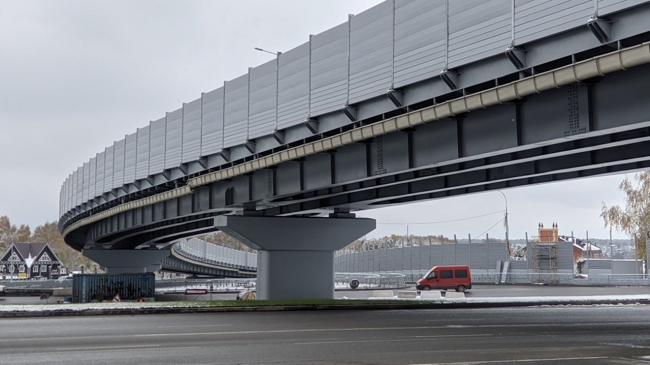 Сегодня 7 ноября в 15 00 Барнауле откроют долгожданную развязку на Змеиногорском тракте В церемонии примет участие лично губернатор Алтайского края Виктор Томенко который запустит движение по новому важному дорожному объекту Несколько фактов о развязке Стоимость работ 2 9 миллиарда рублей Ширина проезжей части от 3 5 до 16 5 метра Расчетная скорость движения на развязке 60 км ч На выезде из Барнаула сделали специальный подземный тоннель длиной 460 метров Пропускная способность на участке вырастет более чем в 2 5 раза Фото amic ru