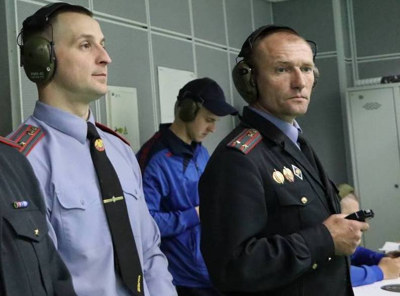 ФОТОФАКТ: в Гродно сегодня прошёл второй день чемпионата МВД по служебному многоборью В тире участники демонстрировали навыки стрельбы из пистолета Макарова. Редакция МВД в Telegram