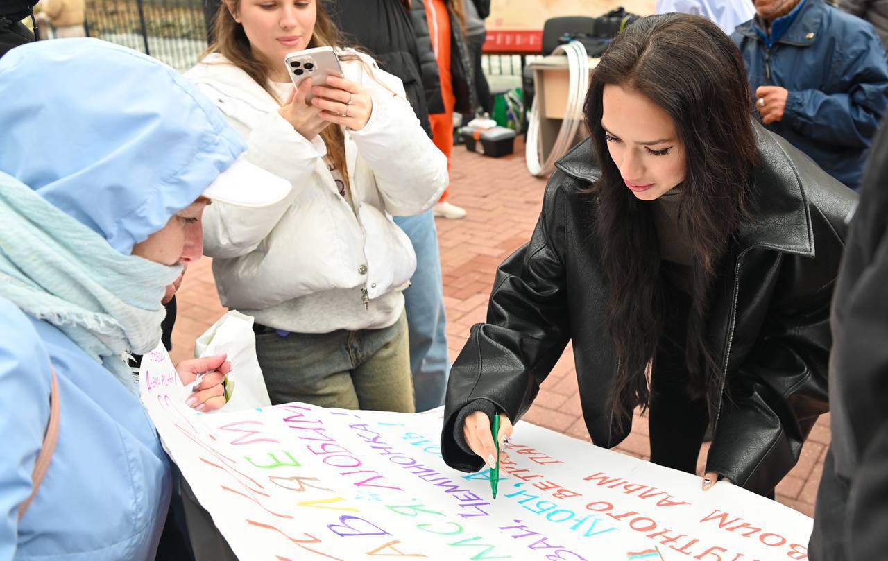 Алина Загитова открыла свою именную медаль на Аллее славы в Сочи    22-летняя спортсменка — единственная в истории России фигуристка-одиночница, которая завоевала все титулы в фигурном катании.    Её медаль стала 28-й на ограждении набережной реки Мзымты, где увековечены достижения великих российских спортсменов.  А как считаете, заслужила?    Фото:      Быть в курсе   Прислать новость