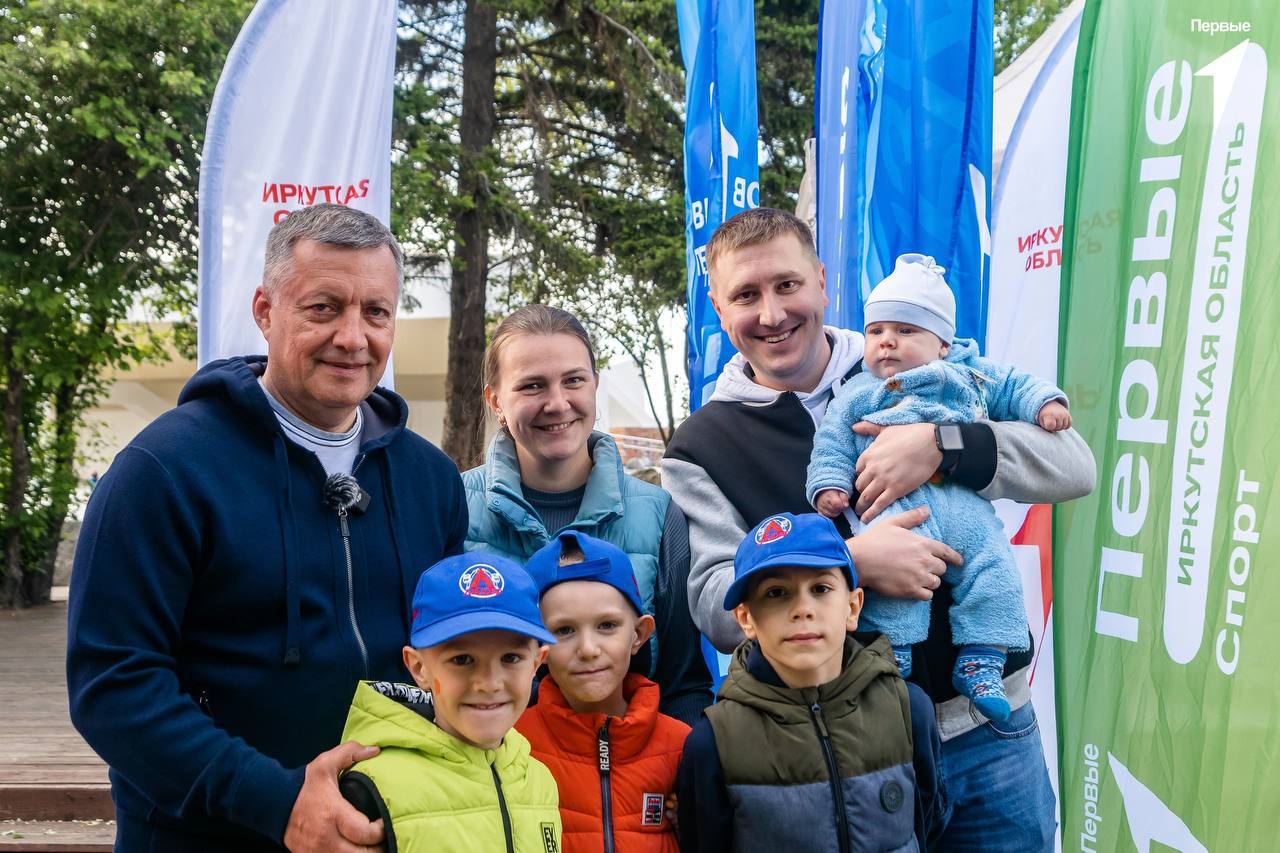 В 2025 году 15 многодетных мужчин Иркутской области получат почетный знак Отцовская доблесть Это Юрий Багинов Ольхонский район Александр Балтуев Осинский район Александр Велисевич Куйтунский район Андрей Дячок Эхирит Булагатский район Алексей Игнатьев Усть Илимск Александр Мантатов Баяндаевский район Владимир Пахно Казачинско Ленский район Сергей Перфильев Иркутск Алексей Рафаэль Нижнеилимский район Олег Соколов Нукутский МО Андрей Сулейманов Тайшетский район Борис Тверских Иркутск Анатолий Тыжинов Заларинский МО Александр Харитонов Куйтунский район Евгений Шматов Иркутский МО Глава семьи не только кормилец он ее опора помощник всем членам семьи пример для подражания Роль отца особенно важна в становлении и развитии личности ребенка обучении воспитании в нем чувства ответственности и уважения к близким любви к своей Родине В Иркутской области много отцов достойных Почетного знака отметил Игорь Кобзев Напомним Почетный знак Отцовская доблесть учрежден указом Губернатора Иркутской области в сентябре 2022 года С 2023 года им награждено уже 20 многодетных отцов Награждение победителей конкурса пройдет ко Дню отца Фото Сергея Перфильева из личного архива Подписывайтесь на Правительство Иркутской области в MAX