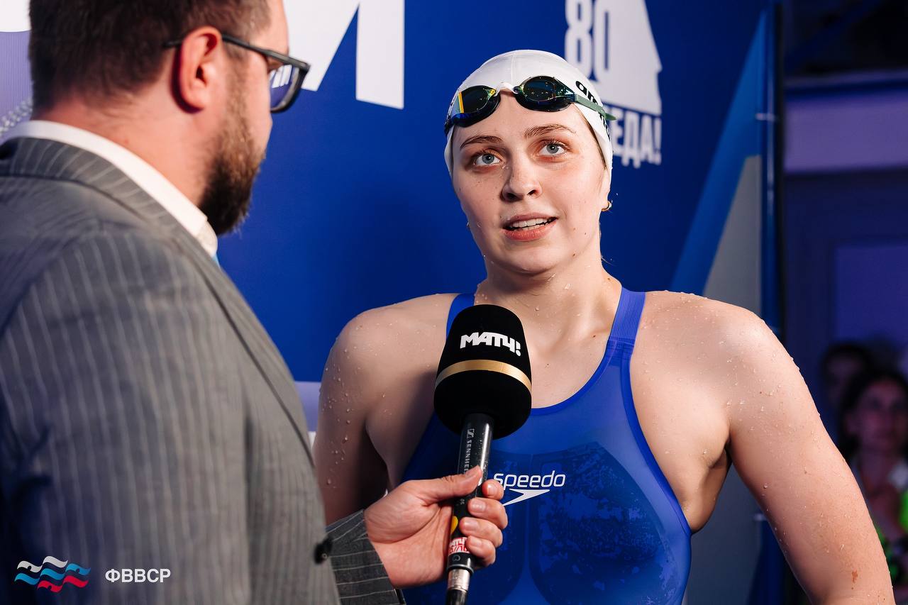 Воронежская пловчиха Дарья Клепикова взяла три золота на Кубке Сальникова На международном турнире по плаванию Кубок Сальникова в Санкт Петербурге воронежская спортсменка Дарья Клепикова завоевала три золотые медали в первый соревновательный день Она победила на дистанции 100 метров баттерфляем с результатом 56 20 секунды и на дистанции 50 метров вольным стилем показав время 24 06 секунды Также она стала обладательницей золотой награды в составе первой сборной России куда вошли Егор Корнев Павел Самусенко и Арина Суркова в эстафете 4 по 50 метров вольным стилем Ещё один успех региона связан с выступлением Ксении Сорокиной которая стала серебряным призёром на дистанции 200 метров вольным стилем с результатом 1 56 99 Подписаться на VRN Град