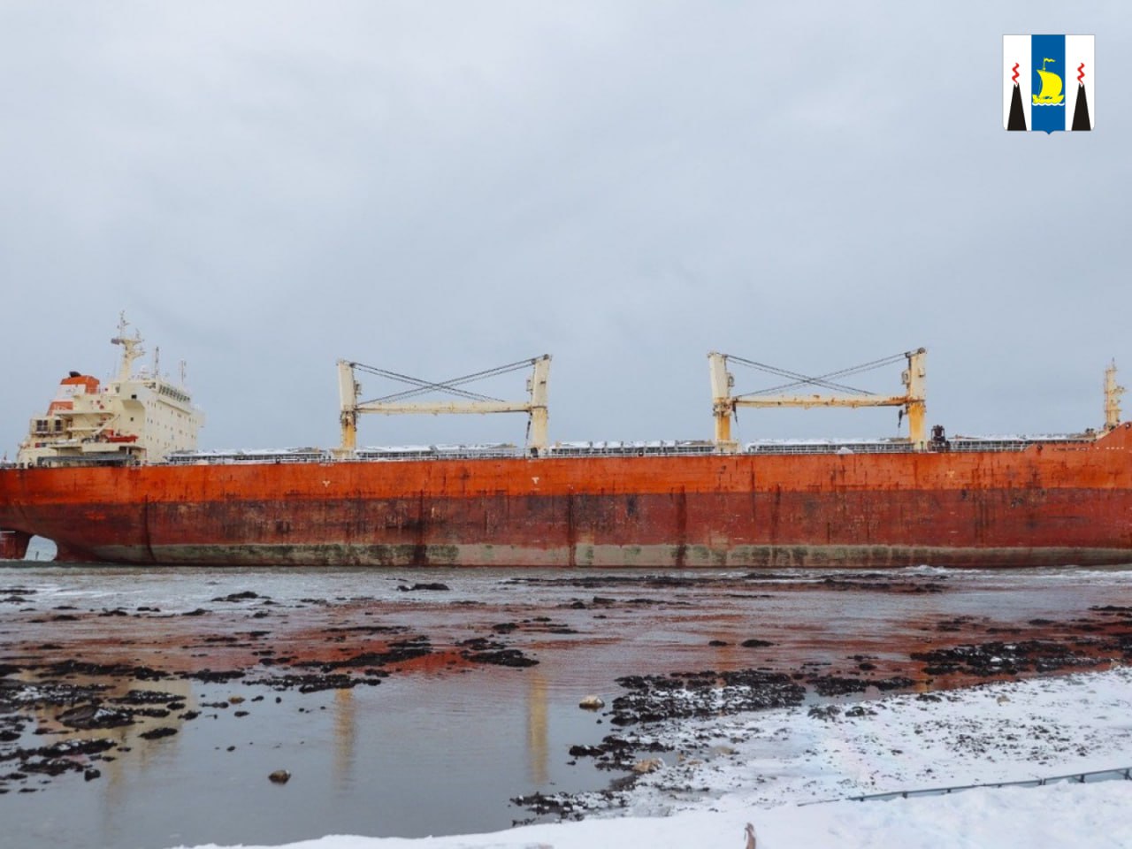 На судне An Yang 2 севшем на мель в Невельске произошла авария на электросистемах Сейчас развернута операция по спасению иностранного экипажа Экологические риски отсутствуют Вопрос был поднят сегодня на заседании регионального правительства под руководством губернатора Валерия Лимаренко Подробности Подписывайтесь на нас в MAX sakhgov