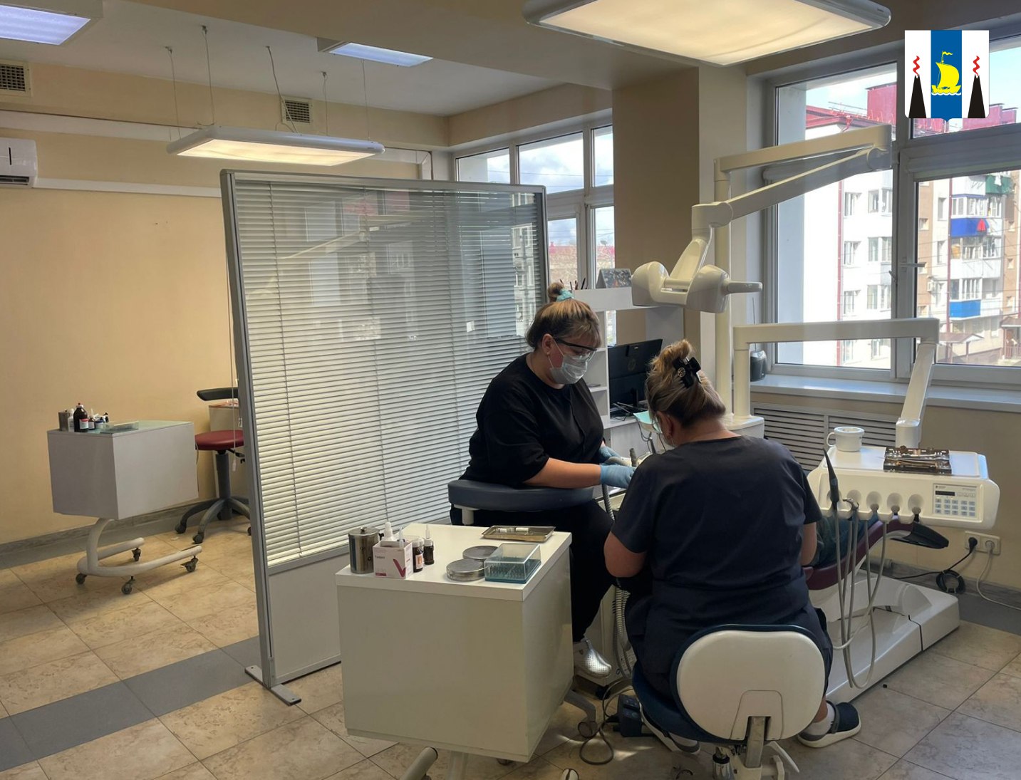 15 новых установок появилось в областной стоматологической поликлинике Оборудование обновлено в рамках программы Здоровье для каждого нацпроекта Продолжительная и активная жизнь инициированного Президентом России Владимиром Путиным Стоматологическая установка это полноценный комплект включающий кресло осветительное оборудование аспирационную систему и пульт управления Десять из 15 установок уже введены в эксплуатацию в главном корпусе поликлинике остальные будут распределены по подразделениям в Южно Сахалинске Таким образом мы обновили уже порядка 75 установок процесс полностью завершится в течение нескольких лет отметил главный врач областной стоматологической поликлиники Вячеслав Кучеренко Записаться в профильное учреждение можно по номеру 1 300 через Госуслуги или в приложении Острова 65 В районах Сахалинской области профильная медицинская помощь оказывается в специализированных отделениях центральных районных больниц При наличии экстренных показаний медицинская помощь оказывается без предварительной записи Подписывайтесь на нас в MAX sakhgov