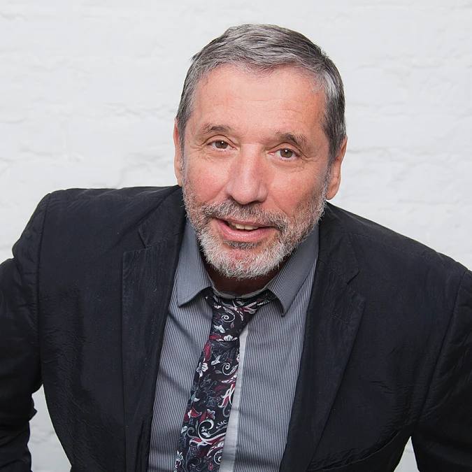 Суд уволил Бориса Мильграма с поста худрука Театра Театра Сегодня 28 ноября в Ленинском районном суде в Перми завершилось рассмотрение иска прокуратуры к худруку Пермского Театра Театра ТТ Борису Мильграму и минкульту Пермского края Судья Ольга Будилова приняла решение об увольнении Мильграма возглавлявшего ТТ с 2004 года с поста художественного руководителя посчитав его виновным в коррупционных правонарушениях из за контрактов заключённых с режиссёром Александром Пронькиным мужем его дочери актрисы Эвы Мильграм Новость дополняется