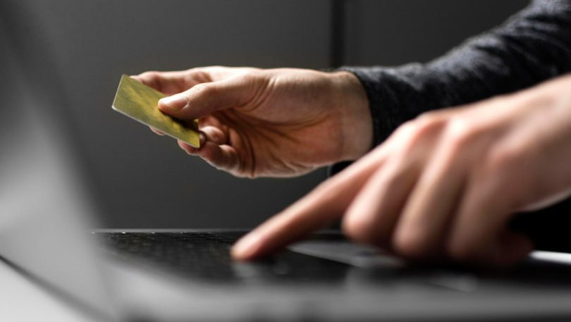 Мошенники придумали новую схему с отправкой фальшивых товарных чеков Жертве присылают номер заказа и товарный чек После этого мошенники просят зарегистрироваться в банке сообщает пресс служба МВД России Сначала злоумышленники звонят человеку и убеждают что ему полагается подарок После этого следует второй звонок уже от представителей правоохранительных органов которые заявляют что оформления подарка не было а с банковского счета получателя ушел перевод на запрещенную организацию