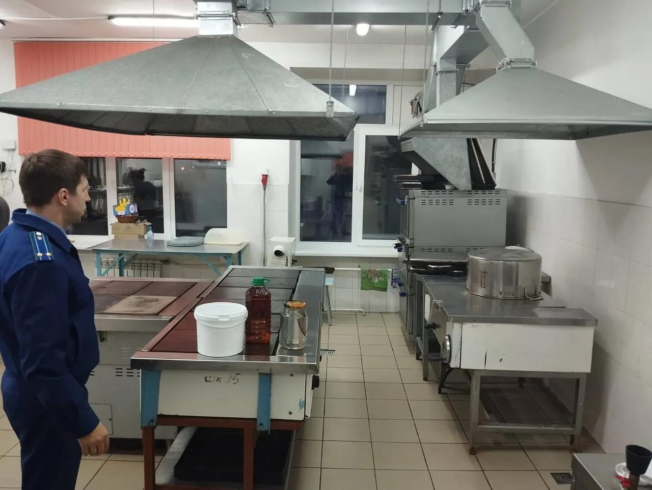 Ученики школы 15 в Канске получат компенсацию за отравление произошедшее осенью 2024 года Суд взыскал со школы и предпринимателя отвечавшего за питание по 45 тысяч рублей каждому пострадавшему С симптомами кишечной инфекции к врачам обратились более 44 школьников и два сотрудника Всего зарегистрировали 56 случаев заболевания Первоначально врачи ставили диагноз острая кишечная инфекция неясной этиологии позже у большинства выявили сальмонеллез В итоге прокуратура подала 21 иск о компенсации морального вреда и суд удовлетворил все требования По дополнительным 11 искам стороны заключили мировые соглашения пострадавшие получили по 36 тысяч рублей Подробнее на Бабре красноярск kras 24