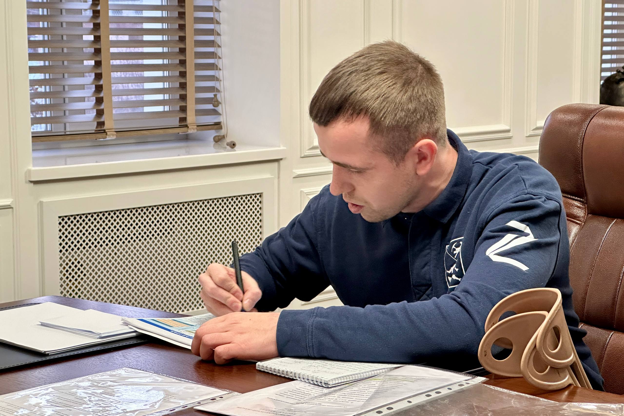 На встрече с участником программы СВОи Герои49 кавалером ордена Мужества Ильей Мараховским детально обсудили его проекты и предложения Они касаются организации курсов обучения навыкам вождения автотранспортного средства с ручным управлением для ветеранов СВО с ограниченными возможностями здоровья а также установки возле крупных торговых комплексов и парков зарядных станций для электромобилей Дал профильным министрам поручения проработать эти вопросы MAX