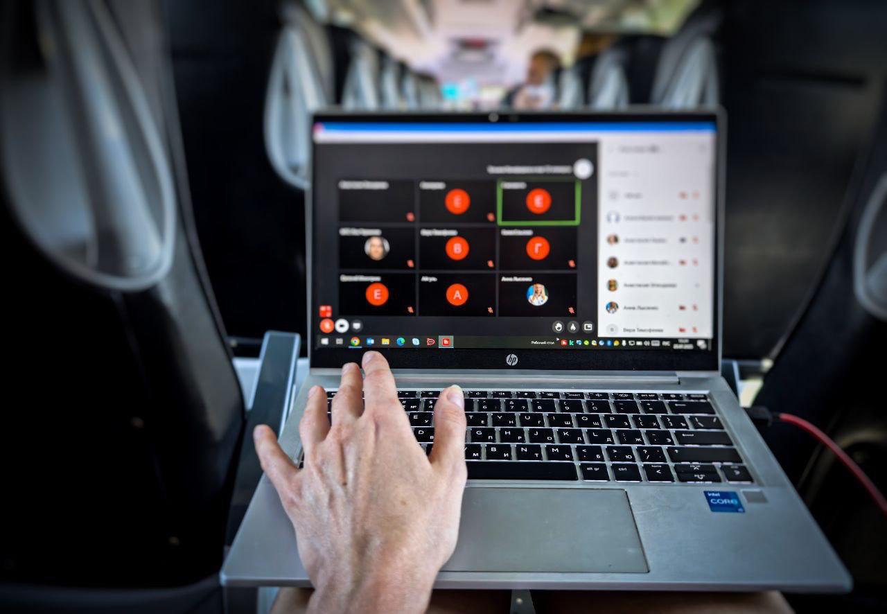 Жителей Северо Запада раздражает когда коллеги опаздывают на рабочие созвоны По данным проведённого исследования более 70 опрошенных в Калининградской области и других северо западных регионах положительно оценили рабочие коммуникации в компании и их структурированность Однако 40 принявших участие в опросе отметили что из за отсутствия правил взаимодействия и нехватки координаторов возникают сложности при общении с коллегами Такие данные приводит экосистема МТС К тому же в половине случаев трудности на рабочих встречах вызваны самими участниками многие сотрудники не сосредоточены и часто отвлекаются во время созвонов Практически половина опрошенных считают неуместными частые опоздания участников онлайн конференций и отсутствие вовлеченности в рабочие процессы 20 и 19 соответственно 17 респондентов на Северо Западе раздражаются когда коллеги едят и курят во время звонков А 10 пребывают в ступоре из за отсутствия включенных камер Наиболее частым источником раздражения во время переписки в мессенджерах стало длительное ожидание ответа от коллег 35 На втором месте проблема связанная с несвоевременным чтением сообщений 29 Тройку раздражительных факторов замкнула сложность поиска нужных материалов в общих чатах среди больших объемов информации 18