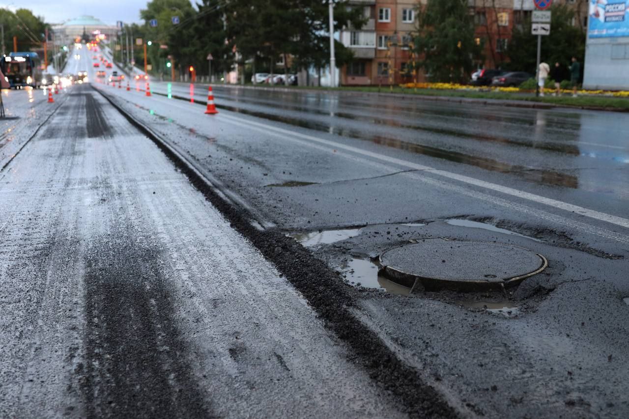 В Кемерове на улице Красноармейской сегодня начали ремонт дорожного покрытия  Новый асфальт уложат от улицы Мичурина до Кузнецкого проспекта. Протяженность участка — 1,7 км.   Вести-Кузбасс   Новости