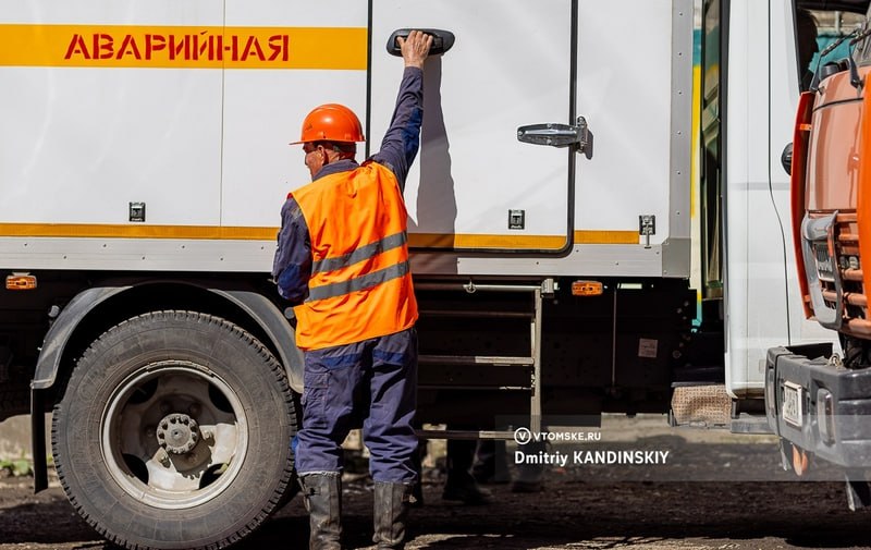 Мэр возмутился раскопками свежего асфальта на пр.Фрунзе. В «ТомскРТС» заявили, что труба еще в том году была в порядке «Вопрос с раскопками на Фрунзе рассматривали на аппаратном совещании у губернатора. Пригласим «ТомскРТС», эту ситуацию нужно проработать — почему все-таки у нас так происходит», — сказал Дмитрий Махиня. По его словам, в компании знали, что город «делает Фрунзе с прошлого года», а значит можно было отремонтировать ветхую магистраль наперед. «Удивительный для меня момент: вскопали Фрунзе поперек, но заменили ровно один метр трубы, там, где ее прорвало. Но труба до этого места и после тоже плохая, работать-то нужно комплексно», — добавил он. Компания «ТомскРТС» ответила на замечания мэра. В организации заявили, что теплосеть еще в том году находилась «в удовлетворительном состоянии»; компания ежегодно меняет трубы под дорогами и отдает приоритет наиболее ветхим участкам из-за ограниченного финансирования. «В 2024 году компания «ТомскРТС» заменила пять переходов тепловых сетей под проезжей частью проспекта Фрунзе, который в том же году планировалось отремонтировать в рамках нацпроекта. Все замененные переходы находились в изношенном состоянии. Переход теплосети в районе дома №236 на проспекте Фрунзе по результатам проведенной диагностики на тот момент находился в удовлетворительном состоянии, выдерживал гидравлические испытания и не нуждался в срочной замене», — прокомментировали в компании. В этом году на участке теплотрассы произошло повреждение, которое нужно было устранить для возобновления подачи горячей воды людям. «Поскольку в настоящее время полная замена трубопровода на этом объекте не требуется, целесообразно направить средства на замену других участков тепловых сетей с высоким уровнем износа», — резюмировали в компании. #томск #новоститомска Прислать новость