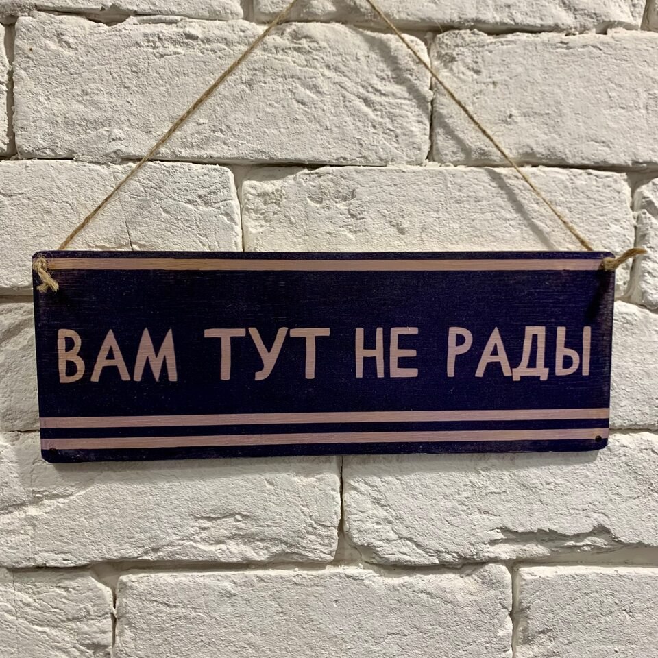 Мошенники маскируют сайты под Минобрнауки и Госуслуги для кражи данных школьников Вот как выглядит новая схема Аферисты рассылают ссылки на фишинговый сайт с использованием слова minobrnauki в домене имитирующий Личный кабинет учащегося Для доступа к ресурсу школьникам предлагают авторизироваться указав ФИО номер телефона ИНН СНИЛС или паспортные данные Далее жертву перенаправляют на второй мошеннический сайт где в домене используется слово gosuslugi Там имитируется вход в учетную запись на госпортал с незнакомого устройства Пользователю предлагают восстановить доступ через звонок по указанному номеру или через Telegram бот В ходе так называемого восстановления происходит кража логинов паролей и многофакторных кодов доступа Кроме того подтверждающие коды из смс перехватываются напрямую система аферистов автоматически подставляет цифры из уведомления в нужное поле Это делает схему особенно опасной предупредил эксперт Арсений Пашинский