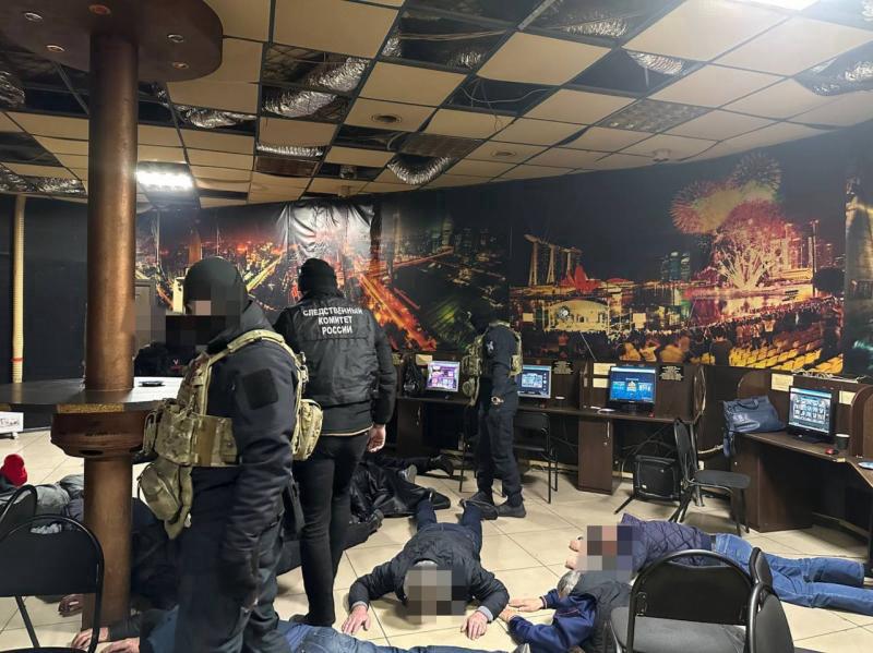Девять организаторов подпольного казино в столице Камчатки пойдут под суд Следственный комитет завершил расследование уголовного дела о работе подпольного казино в центре Петропавловска Камчатского К суду привлекут девять местных жителей включая 61 летнего организатора преступной группы передает Камчатка Сегодня Следствие установило что с октября 2024 по март 2025 года преступная группа арендовала помещение на проспекте 50 лет Октября и создала там нелегальный игорный клуб предлагавший делать ставки через интернет несмотря на запрет азартных игр на Камчатке В случае проигрыша денежные средства игрока поступали в доход игорного заведения отмечают в Следственном комитете Дело раскрыли совместными усилиями ФСБ МВД и Росгвардии Преступникам инкриминируют организацию азартных игр Дела двух участниц уже направлены в суд Данное уголовное дело передано прокурору для утверждения обвинительного заключения Подписаться Прислать Чат