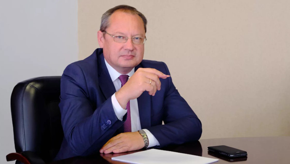 ТОЛК новости Барнаула Алтайского края и Республики Алтай Суд признал бывшего мэра Бийска Александра Студеникина виновным по делу о халатности Об этом сообщила объединенная пресс служба судов Алтайского края В период с 2017 года по 2022 год Студеникин несмотря на обращения жителей аварийных домов по улице Спекова не предпринял мер к их расселению Между тем проведенные многочисленные экспертизы выявили в домах нарушения санитарных строительных и технических норм Только в 2021 году администрация приняла муниципальную адресную программу но в нее включили лишь 70 квартир в трех домах Кроме того было установлено халатное отношение главы Бийска к решению вопроса по расселению жильцов из четырех признанных аварийными домов расположенных по улицам Коммунистическая Мухачева переулкам Байкальский и Тихий отметили в суде Александр подробнее на канале ТОЛК новости Барнаула Алтайского края и Республики Алтай