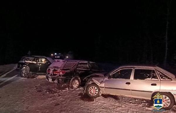 В Бурятии в страшной автоаварии погибли три человека А ещё три человека пострадали в этой мясорубке из машин Всё случилось накануне вечером в темноте в Прибайкальском районе