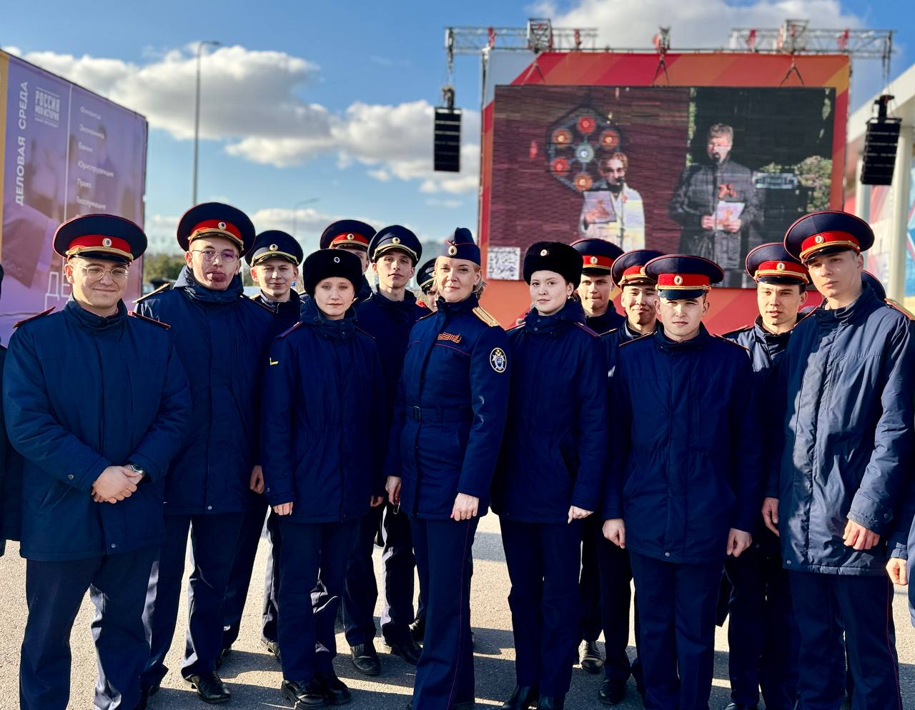  В Санкт-Петербурге сотрудниками Главного следственного управления на четырех площадках была организована прямая трансляция митинга-концерта из Ивангорода Всероссийским государственным университетом юстиции при поддержке Следственного комитета Российской Федерации проведено мероприятие «Одна страна – одна Победа!». В рамках данного мероприятия на территории Ленинградской области в Ивангороде состоялся митинг-концерт. Концерт смотрели жители всех регионов России, подключившись по ссылке. В Санкт-Петербурге сотрудниками ГСУ СК России по городу Санкт-Петербургу при содействии МЧС России и Комитета по печати и взаимодействии со СМИ была организована трансляция концерта в прямом эфире на больших экранах, расположенных на четырех площадках города: в «Парке героев-пожарных», на Марсовом поле, на Стрелке Васильевского острова и у мультифункционального комплекса «Россия - моя история». Офицеры ведомства, курсанты Санкт-Петербургской академии СК России раздавали жителям Георгиевские ленточки и брошюры с информацией о мероприятии. В мероприятии также принимали участие студенты Санкт-Петербургского института филиала ВГУЮ РПА Минюста России и волонтерские организации. Концерт стал символом единства и общей памяти, напомнив, что Победа в Великой Отечественной войне – одна на всех, а её героическое наследие не знает границ.