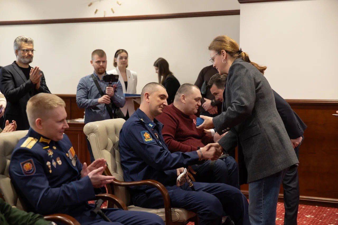Вручила ключи от автомобилей с ручным управлением ветеранам специальной военной операции с тяжелыми ранениями из Московской области. Наши герои присутствовали на мероприятии с близкими и родными людьми. Такая поддержка ветеранов СВО с инвалидностью – одно из важных направлений работы фонда «Защитники Отечества». В этом вопросе нас поддерживает российский автопром, который адаптирует машины под нужды людей, и ДОСААФ, помогающий героям научиться управлять такими автомобилями. Очень важно, чтобы у ветеранов спецоперации была возможность работать, воспитывать детей, заниматься любимыми делами, в том числе спортом. Для того чтобы ребята могли жить активной жизнью, фонд выдает им технические средства реабилитации, протезы, адаптирует квартиры и дома, предоставляет санаторно-курортное лечение. В скором времени начнем снабжать защитников Родины, получивших тяжелые травмы, специализированной одеждой, которая учитывает особенности их здоровья. Наша работа строится на поддержке героев. Своим примером они помогают другим людям с инвалидностью уверенно смотреть в будущее. Ветераны специальной военной операции хотят оставаться полезными, служить Отечеству и дальше, быть опорой для семьи, и фонд им в этом помогает. Спасибо губернатору Московской области Андрею Воробьеву за содействие региональному филиалу.