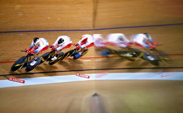 Российский велогонщик Лев Гонов взял золото на чемпионате Европы на треке в индивидуальной гонке преследования Соревнования проходят в Конье Турция Спортсмен показал результат четыре минуты 3 491 секунды обойдя в финале датчанина Робина Юэля Скивилда четыре минуты 5 577 секунды Ранее во вторник на турнире россиянин Илья Савекин стал серебряным призером чемпионата Европы в скретче 26 летний Гонов является чемпионом Европы 2020 года в командном спринте и призером в индивидуальном спринте Российские спортсмены выступают на соревнованиях в нейтральном статусе Getty Images Подписаться на РБК Спорт