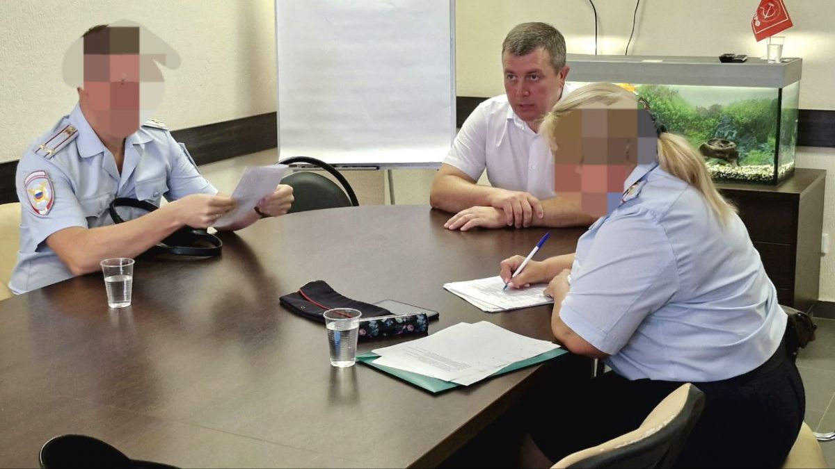 В офис липецкого отделения КПРФ вновь нагрянула полиция: силовики опрашивают "красных" депутатов     Сотрудники правоохранительных органов снова посетили здание Липецкого обкома КПРФ. Поводом стала проверка по заявлению о возможном проведении несанкционированного публичного мероприятия.  ↗  Прислать новость   Подписаться