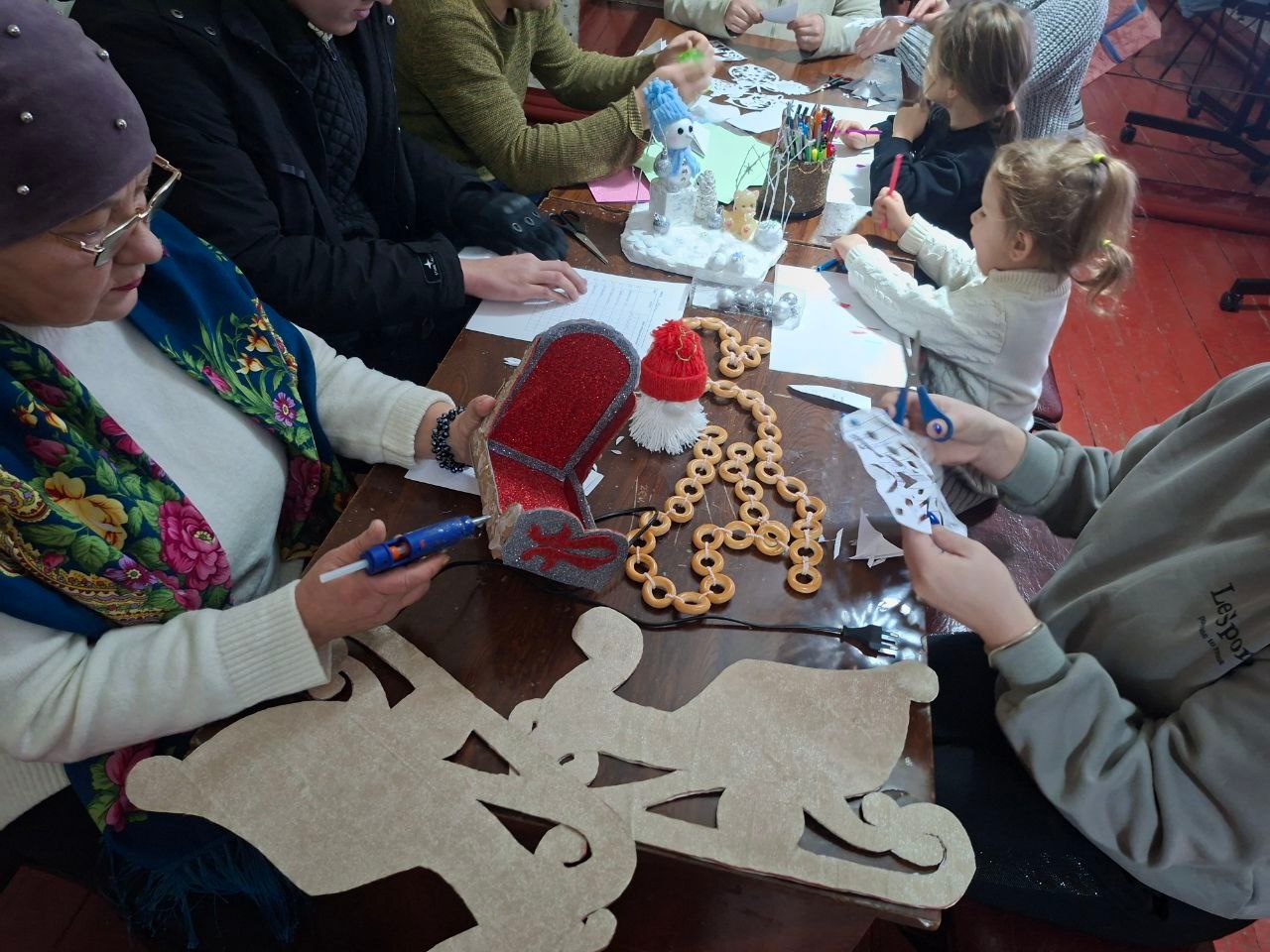 В рамках партийного проекта Российское село 10 декабря в филиале Клуб пгт Южная Ломоватка в ожидании новогодних праздников активисты партпроекта организовали мастер класс по изготовлению новогодних украшений и игрушек Ведь самые красивые ёлочные игрушки это те что сделаны своими руками Дети и взрослые с удовольствием погрузились в атмосферу творчества В процессе работы все зарядились по настоящему праздничным настроением ЕР81 ЕдинаяРоссия Брянка РоссийскоеСело