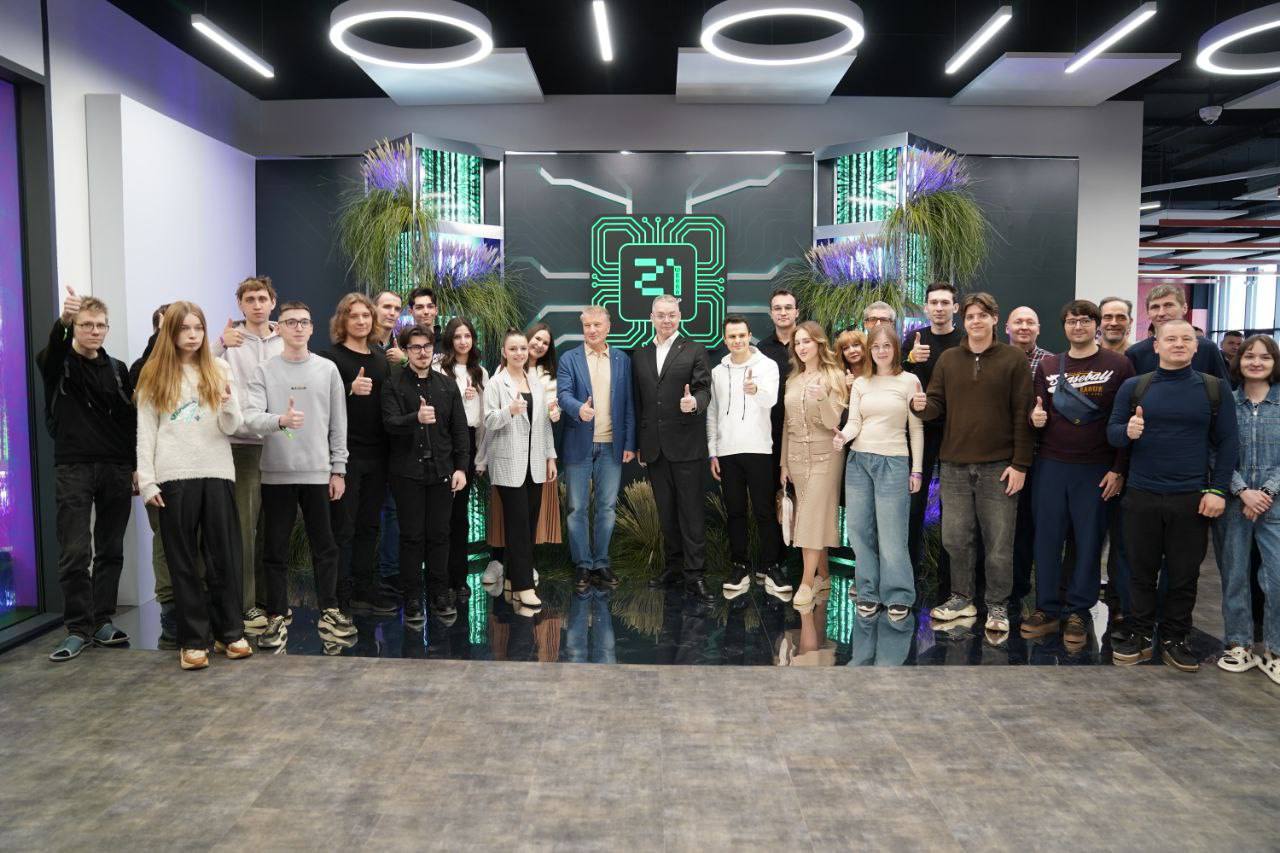 Вместе с главой Сбера Германом Оскаровичем Грефом открыли первую на Ставрополье Школу 21 современное образовательное пространство цифровых технологий Проект реализовали по поручению Президента России и при поддержке Правительства РФ в партнерстве с банком Фондом Мельниченко и ЕвроХимом Для нашего края это важный шаг вперед Экономика не может развиваться без сильных кадров а сегодня особенно востребованы специалисты в сфере ИТ Объект в юго западной части краевого центра уникален впервые образовательный центр и кампус Школы 21 построены в комплексе с нуля Получилось здорово 4 6 тысячи квадратных метров круглосуточный режим работы общежитие на 100 мест Это современное вдохновляющее пространство для роста профессионального и личностного Здесь каждый сможет выстроить свой путь к востребованной профессии независимо от возраста дипломов и предыдущего опыта Обучение будет бесплатным Все подробности можно узнать на сайте проекта Мы последовательно формируем в крае систему подготовки кадров от школьной скамьи до взрослого образования Точки роста IT кубы кванториумы Сириус 26 крупные университеты Центр знаний Машук Теперь к этой системе добавилась и Школа 21 Благодарю команду Сбера и лично Германа Оскаровича за внимание к Ставрополью Уверен Школа 21 в нашем крае станет точкой притяжения для талантливых и целеустремленных людей В добрый путь Подписывайтесь на мой канал в MAХ