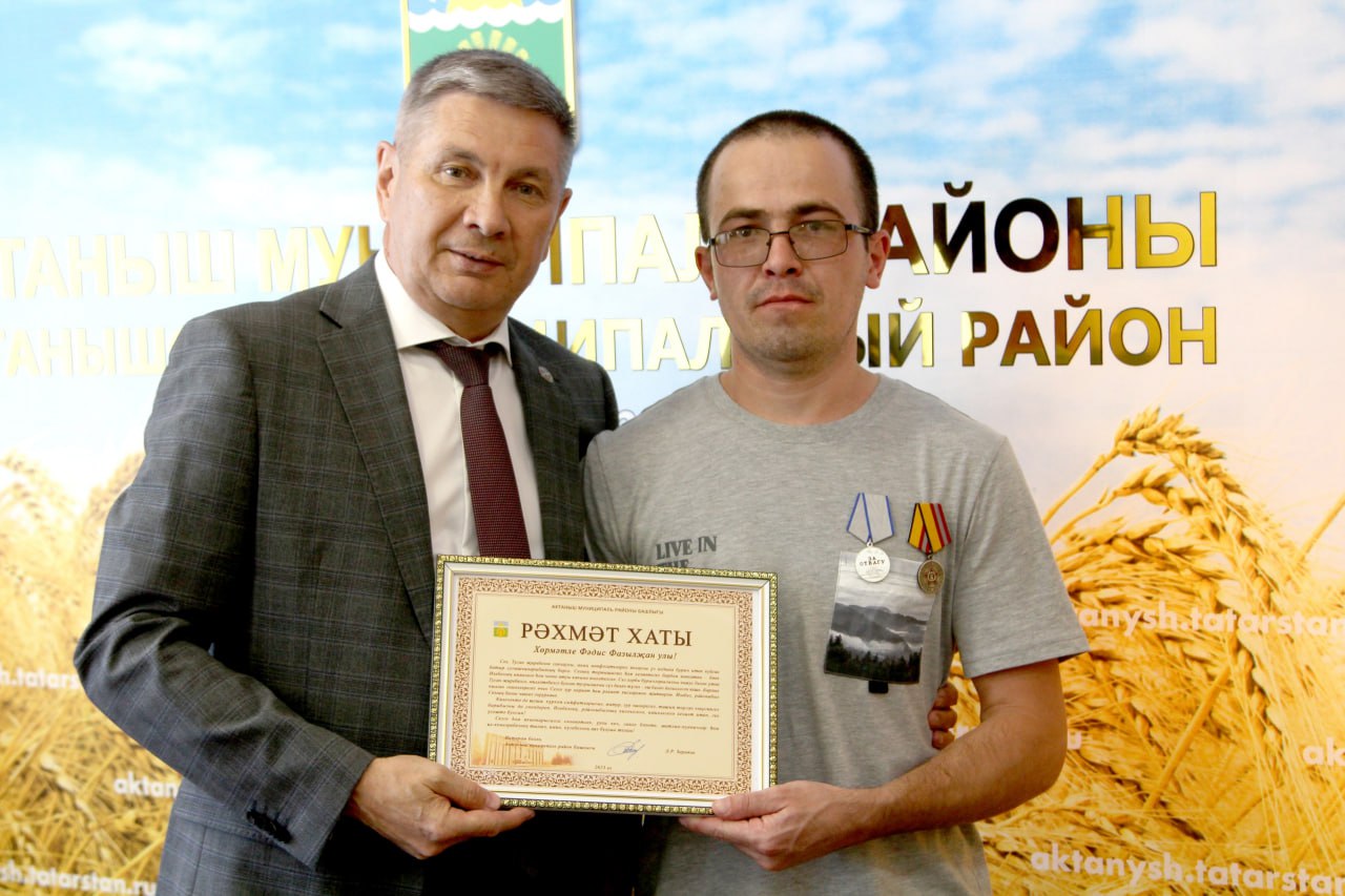 Сбежавшего после атаки на военный конвой в Казани действительно награждали за участие в войне Телеканал Звезда назвал полное имя мужчины который сбежал от военной комендатуры после нападения на конвойный автомобиль Его зовут Фадис Гарипов Человека с таким именем 2 августа наградили медалью участника войны в Украине и медалью За отвагу В тот же день о награждении в соцсетях отчиталась администрация Актанышского района Татарстана Глава района Ленар Зарипов при вручении наград подчеркнул что пример Гарипова укрепляют дух патриотизма и вдохновляют молодежь и пожелал мужчине скорейшего возвращения к мирной жизни Фото Совет Актанышского муниципального района