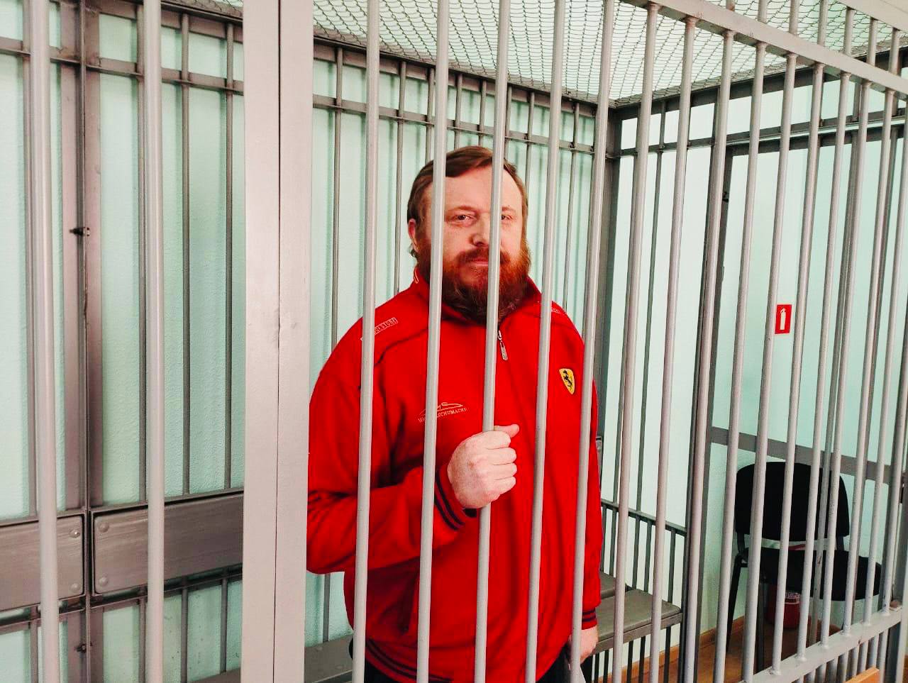 «Красный губернатор» вернулся в Приморье В 2023 году бывшего кандидата в губернаторы Приморья Ищенко осудили за мошенничество Два года назад, летом, Первомайский районный суд Владивостока приговорил Андрея Ищенко — генерального директора компании «Аврора-строй» и бывшего кандидата в губернаторы — за мошенничество с деньгами дольщиков. Его признали виновным и назначили наказание — 6 лет лишения свободы и штраф в 400 тысяч рублей. Он должен был отбывать наказание в колонии общего режима. Теперь прошло два года, и сегодня в СМИ появилась новость: Ищенко прилетел в Приморье. В аэропорту его встретила семья. Об этом пишет Telegram-канал «ТОР». Также стало известно, что 28 мая суд Благовещенска смягчил ему наказание — вместо содержания в колонии его отправили на принудительные работы. Ищенко направлен в исправительный центр в селе Чкаловское Спасского района. Фото: ТАСС