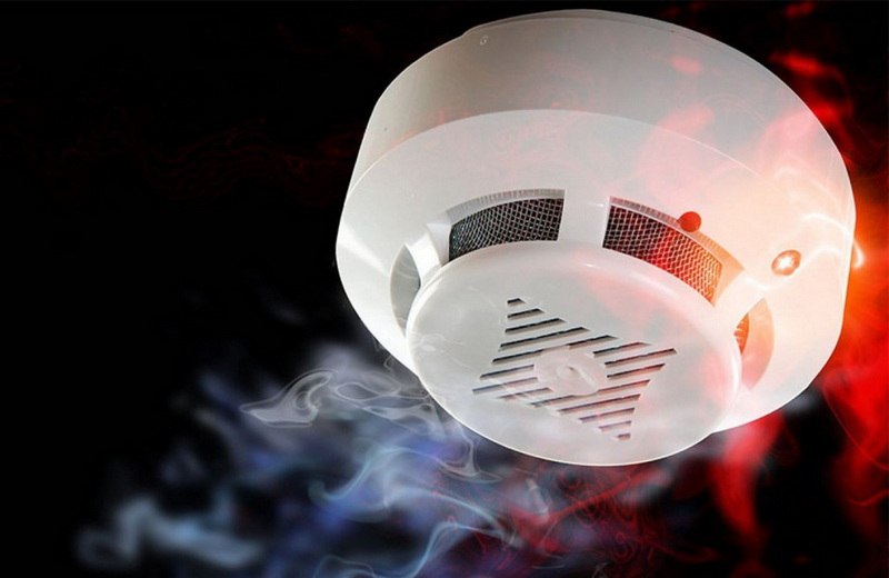 С 24 ноября по 14 декабря в регионе проходит масштабная акция направленная на установку автономных пожарных извещателей АПИ в каждом доме Почему это важно За 10 месяцев 2024 года в Беларуси благодаря АПИ удалось спасти 53 человека среди которых 12 детей Что запланировано Посещение домовладений граждан нуждающихся в социальной защите Выступления специалистов МЧС в трудовых коллективах Информационные встречи на родительских собраниях Просветительские мероприятия в учреждениях образования Главная цель Мотивировать каждого жителя области позаботиться о безопасности своей семьи и защитить близких от угрозы пожара Установите АПИ сохраните жизнь   Сайт TikTok VK Instagram YouTube ОК Стикерпак ВВ Чат бот