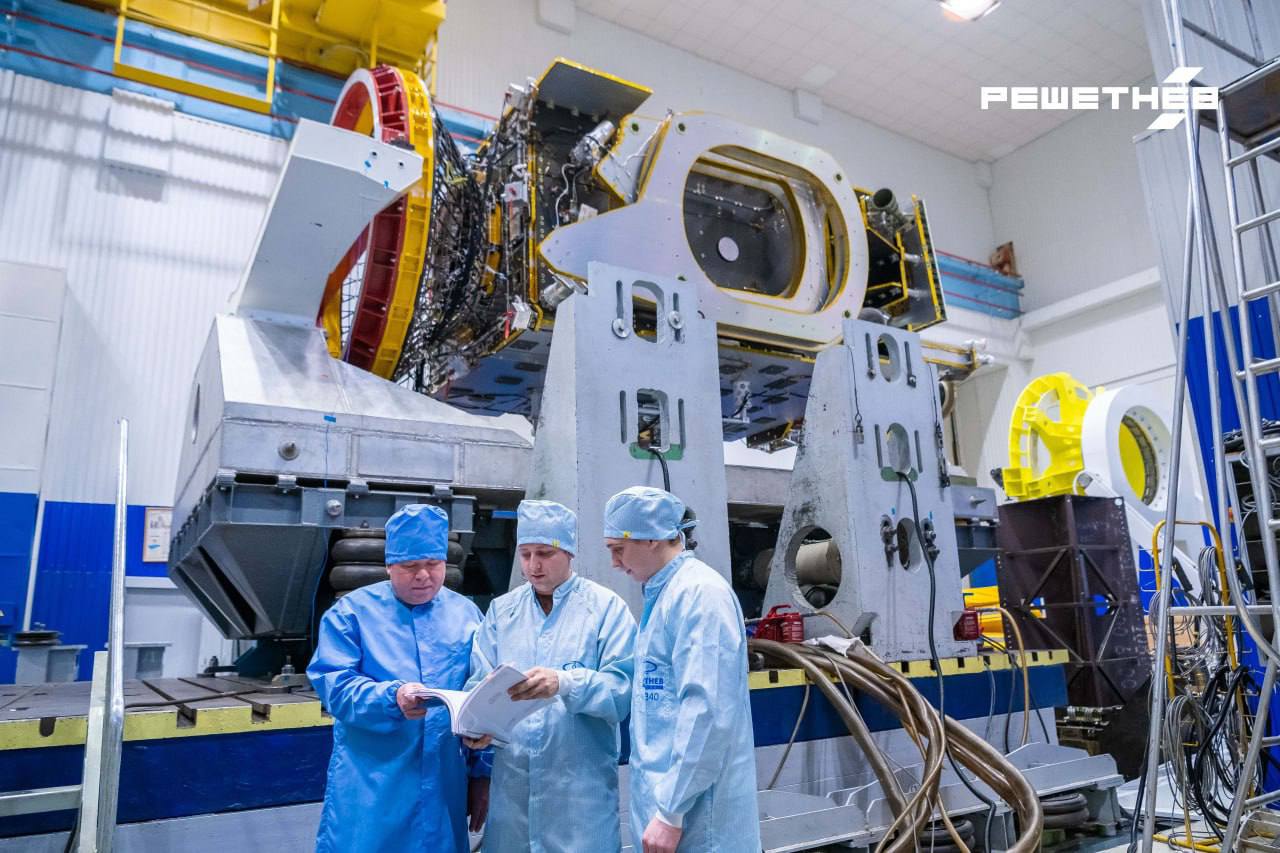 В Решетнёве дочерней компании Роскосмоса проходят механические испытания прочности конструкции инженерно квалификационной модели нового телекоммуникационного спутника Экспресс АМУ Специалисты моделируют воздействие при перевозке аппарата разными видами транспорта акустические нагрузки при старте и полёте ракеты носителя ударную нагрузку при отделении спутника от разгонного блока Успешное тестирование поможет создать лётную модель аппарата обеспечив его надёжную эксплуатацию