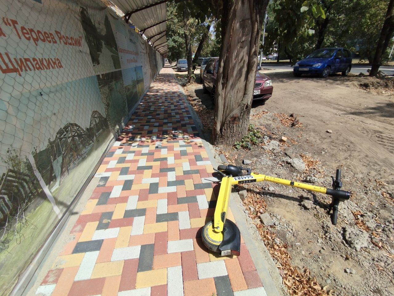 Новое голосование об ограничениях для самокатчиков запустил губернатор Ставрополья Летом прошлого года проводил по этому поводу опрос в соцсетях Большинство голосов было за то чтобы оставить все как есть Однако время показывает что ситуация на дорогах и тротуарах не становится проще Повлиять на нее позволит краевой закон Он сейчас в разработке написал Владимир Владимиров в соцсетях Новый опрос о том нужны ли ограничения для любителей СИМ на этот раз запустили не в Телеграме 18 а в Госуслугах 6 Оставить свой голос МОЖНО ТУТ Stavropol Media Прислать новость