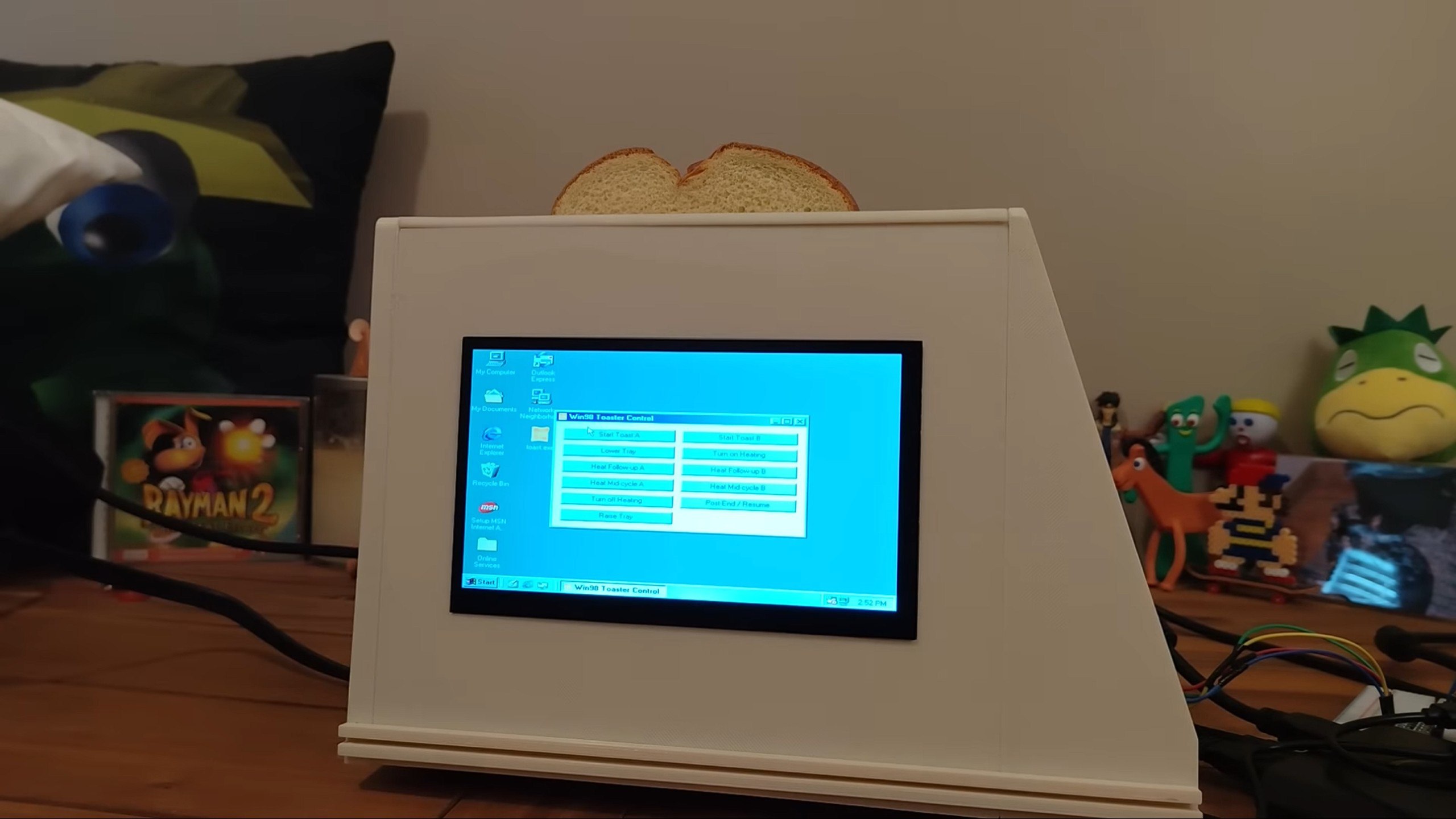 Рубрика Можно а зачем моддер поставил Windows 98 на тостер Правда из за полной несовместимости железа ему пришлось использовать Raspberry Pi 5 и интегрировать сенсорный дисплей Для управления прожаркой хлеба автор написал собственную программу toast exe через которую опускаются лотки и собственно жарится хлеб Всё работает и даже не выдаёт синих экранов rozetked me news 44417