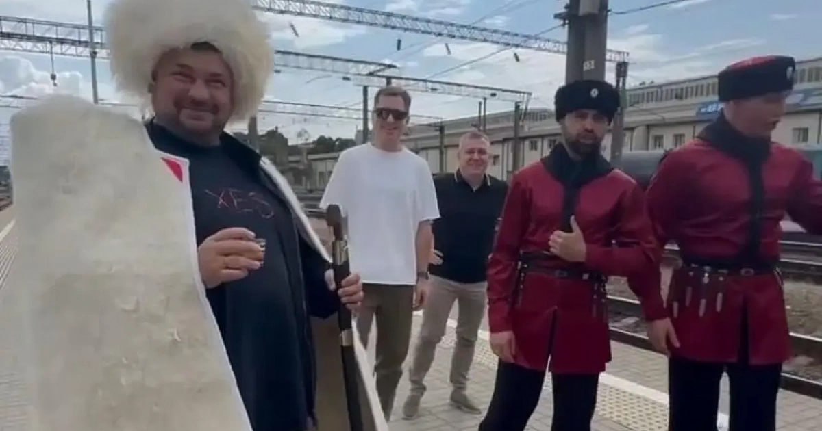 Сергея Жукова приняли в казаки в Краснодаре Артист Сергей Жуков посетил Краснодар из-за концертов в местном спортивном комплексе. Казачья организация устроила исполнителю теплую встречу, посвятив певца в ряды казаков. Жуков приехал в южный город поездом, откуда его встречали хлебом-солью и представлением. Во время церемонии певец примерил традиционный головной убор и костюм казака. Сергей Жуков и «Руки Вверх!» Написать в редакцию/заказать рекламу: Подписаться на «Утренний Юг»