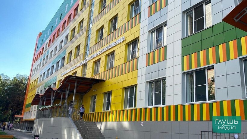 В Саратове осудили хирурга из-за смерти 16-летней пациентки  В Саратове осудили 64-летнего врача за причинение смерти по неосторожности во время работы. Об этом случае сообщает сегодня, 12 августа, прокуратура Саратовской области.  Правоохранители установили, что 11 сентября 2023 года хирург областной детской больницы во время операции 16-летней пациентки неверно выбрал тактику вмешательства. Он допустил дефекты оказания медпомощи на этапе подготовки к операции. Это привело к смерти потерпевшей.  «Врачебная ошибка подтверждена заключением судебно-медицинской экспертизы», — отметили в прокуратуре.  Подсудимый свою вину не признал. Однако суд назначил ему наказание в виде двух лет и шести месяцев ограничения свободы.  Заходите на наш сайт, это очень помогает редакции:
