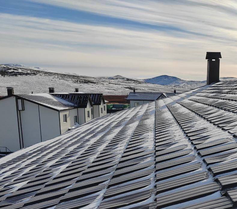 Новый многоквартирный дом построили в с Снежное для переселения жителей из аварийного жилого фонда Дом построен в рамках муниципальной программы Переселение граждан из аварийного жилищного фонда при поддержке нацпроекта Инфраструктура для жизни В доме одно и двухкомнатные квартиры отвечающие всем современным требованиям Всего 12 квартир К дому подвели все необходимые инженерные сети теплоснабжение электроснабжение водоснабжение Здесь выполнена внутренняя отделка установлено необходимое сантехническое и кухонное оборудование обеспечены все меры противопожарной безопасности Придомовая территория полностью благоустроена Мы продолжаем переселение жителей из аварийных и ветхих домов Заключили соглашение с Фондом развития территорий о софинансировании мероприятий по расселению с 2026 по 2030 гг Всего в этот период в округе планируется расселить 20 тыс кв метров Подписывайтесь на мой канал в MAX