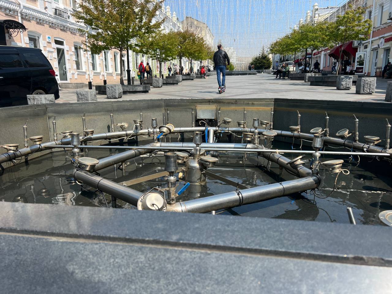Фонтан в центре Владивостока снова стал жертвой "пенной вечеринки" Проблема не нова и даёт о себе знать уже не первый год. С наступлением сезона фонтанов местные жители, как и раньше, не упускают возможности устроить так называемую "пенную вечеринку", игнорируя возможные последствия своих действий. Горожане, увлечённые весельем и атмосферой праздника, часто не задумываются о том, что такие развлечения могут привести к серьёзным поломкам оборудования, а также создать угрозу безопасности. "Когда струи воды внезапно перестают подниматься, жизнь вокруг фонтана замирает. Фонтаны могут отключаться по нескольким причинам, включая технические работы или поломки. Ни один фонтан не рассчитан на наличие моющих средств. Их попадание приводит к повреждениям оборудования, вымыванию смазки из подшипников и заклиниванию механизмов", — рассказал главный механик МУПВ "ВПЭС" Евгений Демченко. По словам специалиста, электродвигатели, вышедшие из строя, требуют полной замены. Самый сложный этап восстановления объекта — это не только очистка контуров. Фото: МУПВ "ВПЭС" PrimaMedia Прислать новость