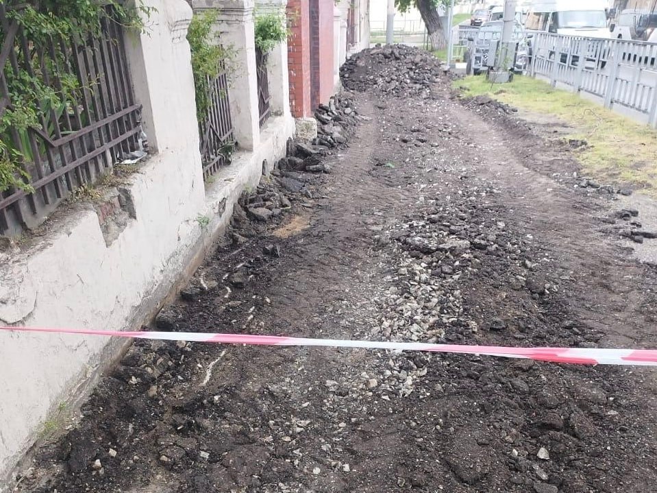 В Новороссийске обновили более 300 метров тротуара по улице Робеспьера В рамках реализации целей и задач национального проекта «Инфраструктура для жизни» в городе Новороссийске закончены работы по ремонту тротуара по улице Робеспьера. Как рассказал начальник отдела содержания МКУ «Управление по развитию и реконструкции автомобильных дорог» Валерий Вощенко, ремонт самой улицы Робеспьера был выполнен в 2023 году в рамках национального проекта «Безопасные качественные дороги», сейчас возникла необходимость привести в порядок тротуар. Протяженность отремонтированного участка тротуара составила более 300 метров. «Для покрытия была выбрана тротуарная плитка, которая зарекомендовала себя, как один из самых практичных и долговечных способов обустройства пешеходных дорожек. Кроме того, тротуары, выполненные в плиточном исполнении, выглядят более эстетично», - уточнил Валерий Вощенко.