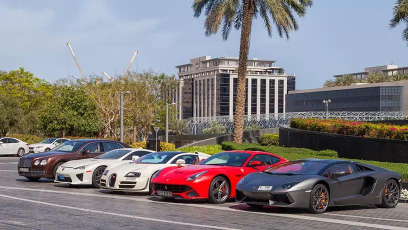 Друзья загоняйте свои ламборгини на паркинг в Дубае начинают устанавливать новые радары которые фиксируют шумные автомобили Любой рев мотора ради настроения теперь может обойтись вам в 2000 дирхамов Новые устройства появятся в разных частях города Они оснащены системами которые определяют уровень шума его источник и фиксируют нарушение на видео Под контроль попадут машины с измененным звуком выхлопа слишком громкие аудиосистемы и необоснованное использование звукового сигнала За нарушение предусмотрены штрафы до 2000 дирхамов 12 черных меток и конфискация автомобиля в особых случаях Если машину отправят на штрафстоянку ее возврат обойдется в 10 000 дирхамов Полиция подчеркивает что цель нововведений не штрафы а и снижение уровня шума для улучшения качества жизни горожан Водители могут получить черные метки за различные нарушения на дороге Если накопится 24 метки права заберут на полгода