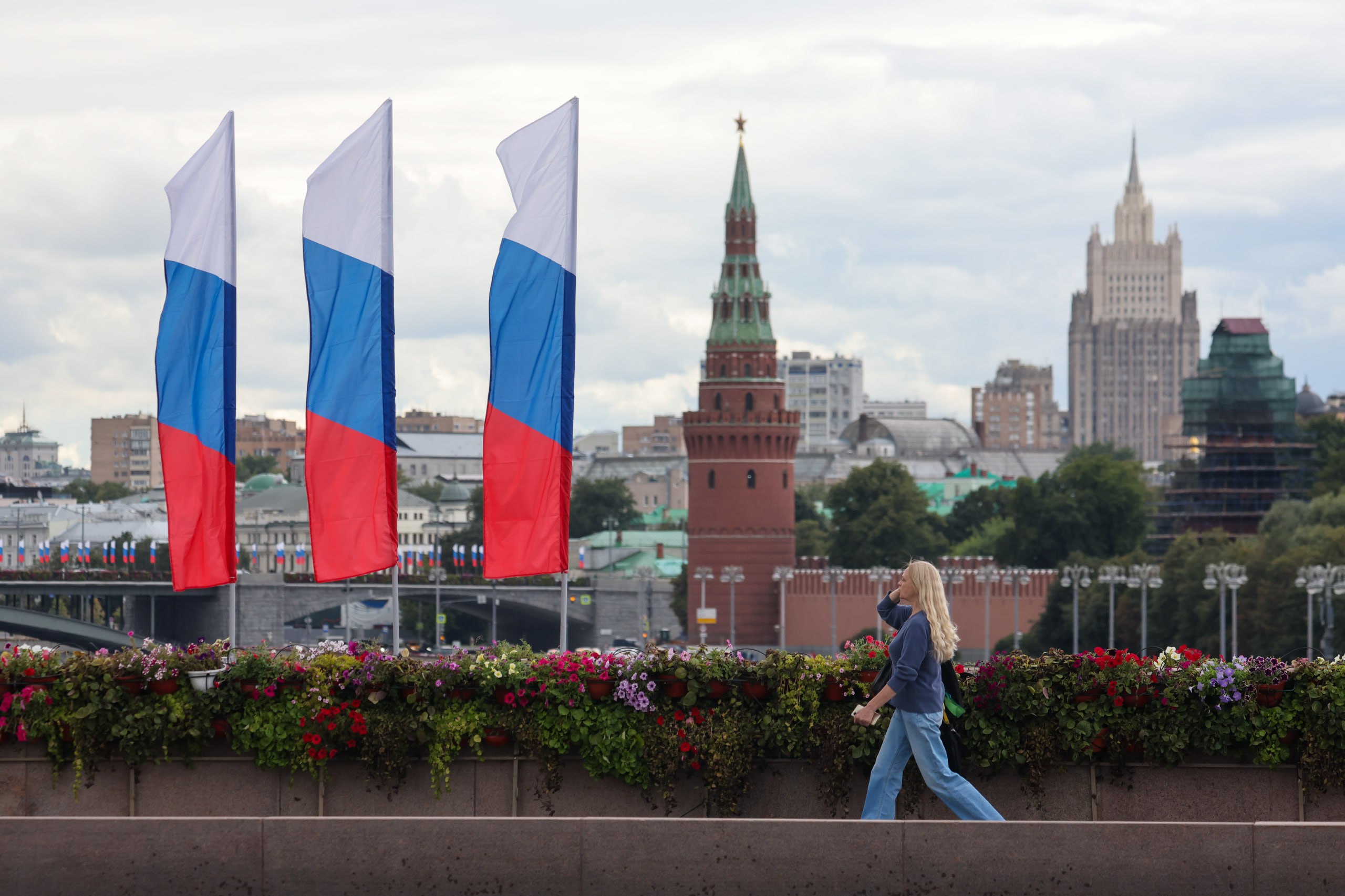Каждый пятый россиянин 20 затрудняется назвать смысл вложенный в цвета национального флага а 80 заявили что его цвета для них символичны показало социологическое исследование ИНСОМАР представленное накануне отмечаемого 22 августа Дня российского флага В ходе опроса социологи попросили респондентов в свободной форме перечислить что для них значит каждый из цветов У цветов нет официальной трактовки отметил Потуремский Белый цвет для четверти россиян ассоциируется с чистотой помыслов у 12 с верой в светлое будущее у 11 со свободой и независимостью Ещё по 8 набрали варианты мир дружба спокойствие и небо воздух облака Среди полных ответов был также символ чистоты и духовности Синий цвет связан с мирным небом у 31 а для 18 с морской державой Чистое небо мы всегда за мир выступаем стремимся к миру во всем мире приводят социологи пример полных ответов опрошенных Красный цвет напоминает о крови пролитой за Отечество для 19 россиян у 12 ассоциируется с силой мощью и уверенностью для 10 этот цвет вызывает ассоциации с СССР у 9 с гордостью и патриотизмом Фото Belkin Alexey news ru Global Look Press Картина дня в телеграм канале РБК
