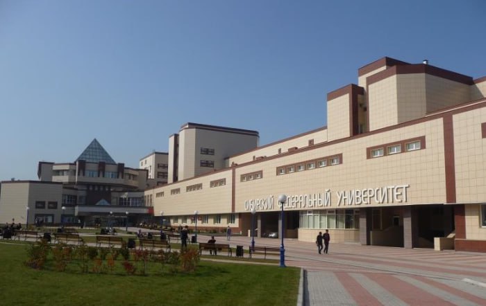 В Красноярске начнут разрабатывать новые технологии извлечения золота  Российские ученые планируют разработать технологии по извлечению золота из упорных руд с помощью биотехнологий. Для этого в Сибирском федеральном университете в Красноярске в рамках программы "Приоритет-2030" создается лаборатория промышленных биотехнологий. Об этом со ссылкой на пресс-службу вуза сообщает ТАСС.    "В новой лаборатории промышленных биотехнологий Сибирского федерального университета для добычи металлов из упорных руд и отвалов и рекультивации загрязненных территорий при пониженных температурах, в том числе в условиях Арктики, ученые будут работать над проблемой биовыщелачивания, главной задачей которого является извлечение ценных металлов с применением микробных культур и формирование экологически безопасных решений переработки", - говорится в сообщении.   Преимуществом новых биотехнологий станет то, что уровень извлечения золота из таких руд превысит 90%.  Сейчас ведутся работы по сбору и микробиологическому анализу образцов, подбираются и характеризуются культуры микроорганизмов, которые могут выступать потенциальными агентами биовыщелачивания. Новые технологии планируется внедрять в промышленное производство. Согласно прогнозам экспертов, мировой рынок биологической добычи металлов к 2027 году будет приносить около 3,6 млрд. долл.  Новые технологии также помогут решить проблему введения в эксплуатацию хвостов и отвалов, занимающих только в Красноярском крае территорию в 17,4 тыс. га.
