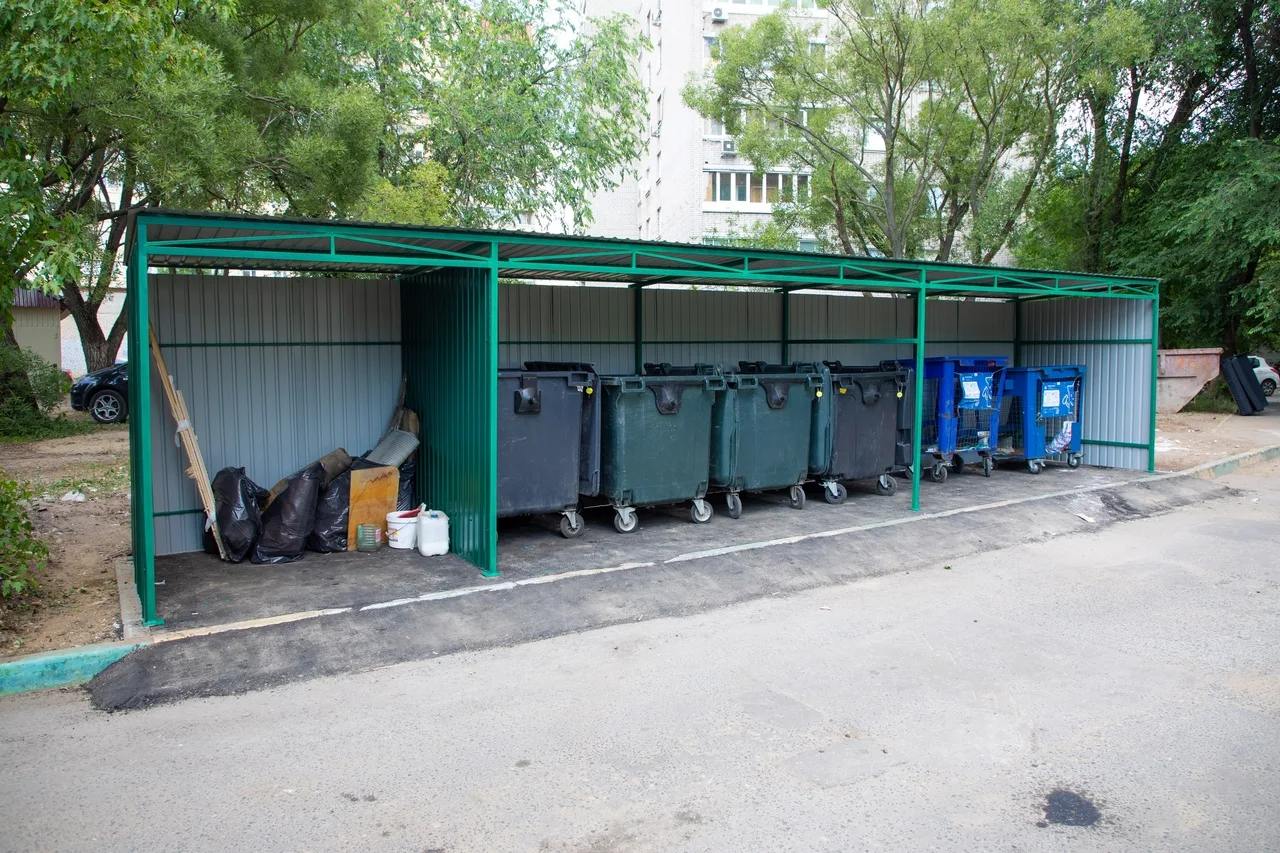 В Одинцовском округе модернизируют 30 контейнерных площадок в этом году Работы включают обустройство подъездных путей для спецтехники, установку ограждений, предотвращающих распространение отходов, а при необходимости - расширение площадок и увеличение количества контейнеров. В первую очередь обновляются площадки, на которых Центр управления регионом чаще всего фиксирует переполнение мусорных баков. Как сообщает пресс-служба Министерства по содержанию территорий и государственному жилищному надзору Московской области, модернизация затронет 30 объектов, расположенных в Одинцово, Звенигороде, Голицыно, Кубинке и в поселке ВНИИССОК.