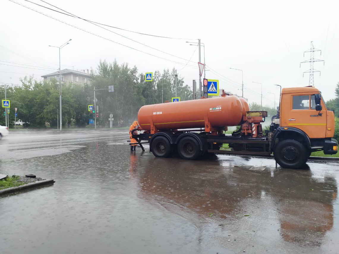 С началом дождя на дороги города вышло 12 единиц откачивающей техники. К этому моменту откачано уже 120 кубов. Сейчас специалисты работают на участках улиц Мужества, Карла Маркса, Дубровинского, 60 лет Октября, Павлова, Цементников, Мичурина и в переулке Маяковского. Синоптики предупреждают, что осадки в городе задержатся на весь день. Дорожная служба к такой погоде готова: техника на маршрутах, специалисты мониторят ситуацию с подтоплениями, уделяя особое внимание проблемным участкам. Оставить заявку на откачку воды можно через службу 005. Напомним, что проблемных мест дорог, которые ранее строились без ливнёвки, и затапливаются, с каждым годом становится всё меньше. На проблемных участках устанавливают или дождеприемные колодцы с откачкой, или соединяют с ливневой канализацией, которая идёт рядом и если это позволяет рельеф. Так, например, навсегда удалось избавиться от подтопления ул. Профсоюзов под Копыловским мостом, на Красрабе возле КрасТЭЦ, удалось снизить уровень затопления на ул. Грунтовой и так далее. Кроме этого, напомним, что все новые дороги строятся только с ливневой канализацией.