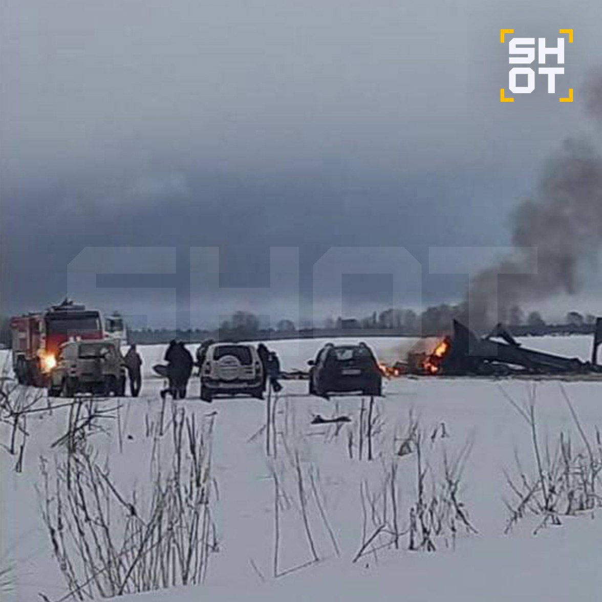 Вертолёт потерпел крушение в Ленобласти. Борт рухнул в поле в Волосовском районе и загорелся. На месте экстренные службы. Сколько человек находилось на борту, выясняется.