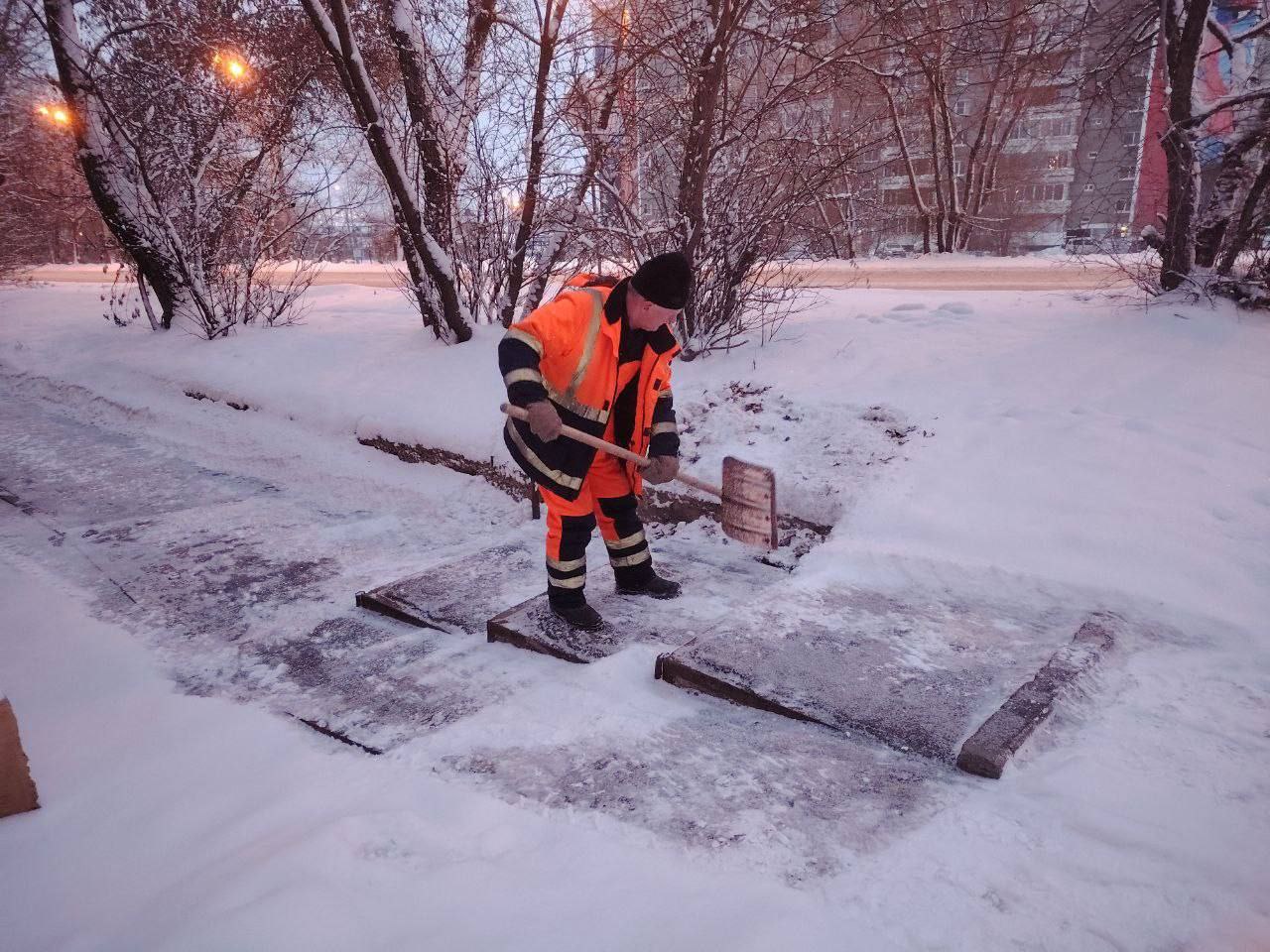 Во власти снега. Последствия обильного снегопада устраняют в Иркутске. За минувшие сутки в областном центре выпало 4 миллиметра осадков – это 22 % от месячной нормы. Высота снежного покрова увеличилась на 11 см. При этом снег будет идти  в течение всего дня. На  уборку дорог, тротуаров, пешеходных переходов, остановок вышли 150 рабочих МУП «Иркутскавтодор». Предприятием задействовано 70 единиц техники – это тракторные щетки, самосвалы, погрузчики, сообщают городские власти.