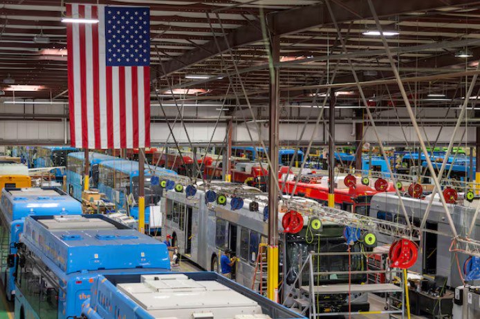 Компания BYD подала иск требуя возмещения средств в связи с введенными Трампом пошлинами на автомобили в США Китайский автопроизводитель BYD подал иск против правительства США оспаривая попытку президента Дональда Трампа использовать свои широкие полномочия для введения пошлин и требуя возврата всех уплаченных им пошлин с апреля прошлого года как следует из судебных документов  Этот иск первый иск китайского автопроизводителя против американских пошлин последовал за аналогичными жалобами тысяч глобальных компаний имеющих представительства в США оспаривающих использование Трампом Закона о международных чрезвычайных экономических полномочиях IEEPA для введения пограничных пошлин   В иске поданном в Международный торговый суд США 26 января четыре американских дочерних компании BYD утверждают что закон не разрешает введение пограничных пошлин поскольку в тексте IEEPA не используется слово пошлина или какой либо термин эквивалентного значения В отдельном очень важном деле Верховный суд США как ожидается вынесет решение о законности пошлин но торговый представитель Джеймисон Грир заявил на прошлой неделе что суд не спешит учитывая огромные ставки   Компания BYD заявила в иске что ей пришлось подать независимую жалобу чтобы защитить свою возможность получить возмещение уже уплаченных пошлин Источник Reuters chinastocksnet Если полезно поставьте лайк BYD Навигация по каналам  Акции  Облигации  Китай  Трейдинг  Новости  Клуб