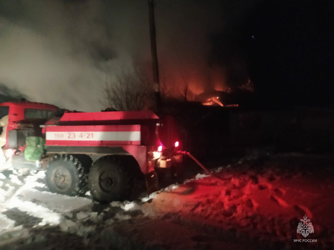 Человек погиб на пожаре в Краснощековском районе  В селе Усть-Чагырка утром 13 ноября загорелся частный жилой дом. В течении часа пожар был ликвидирован на площади около 70 кв.м. Огнем повреждены стены, перекрытия и крыша дома, а также личные вещи. При тушении пожара специалистами МЧС России обнаружено тело пожилого мужчины.  На месте работали 3 единицы техники и 6 человек личного состава.  Предварительная причина — неосторожно обращение с огнём.   Подписывайтесь на "Толк"